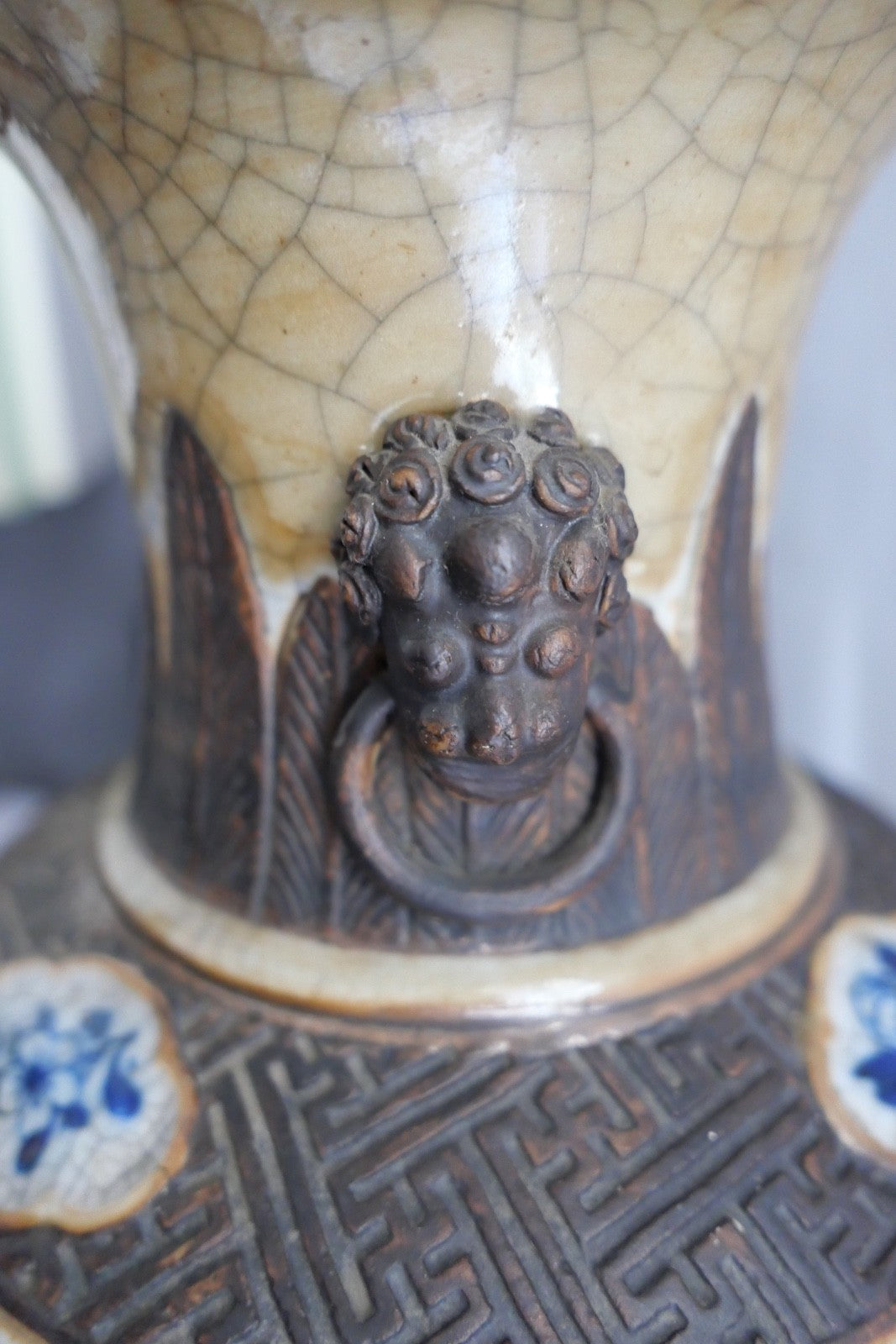 Chenghua Nian Zhi chinesische Craquelé Vase Porzellan Blau-Weiß Reliefdekor