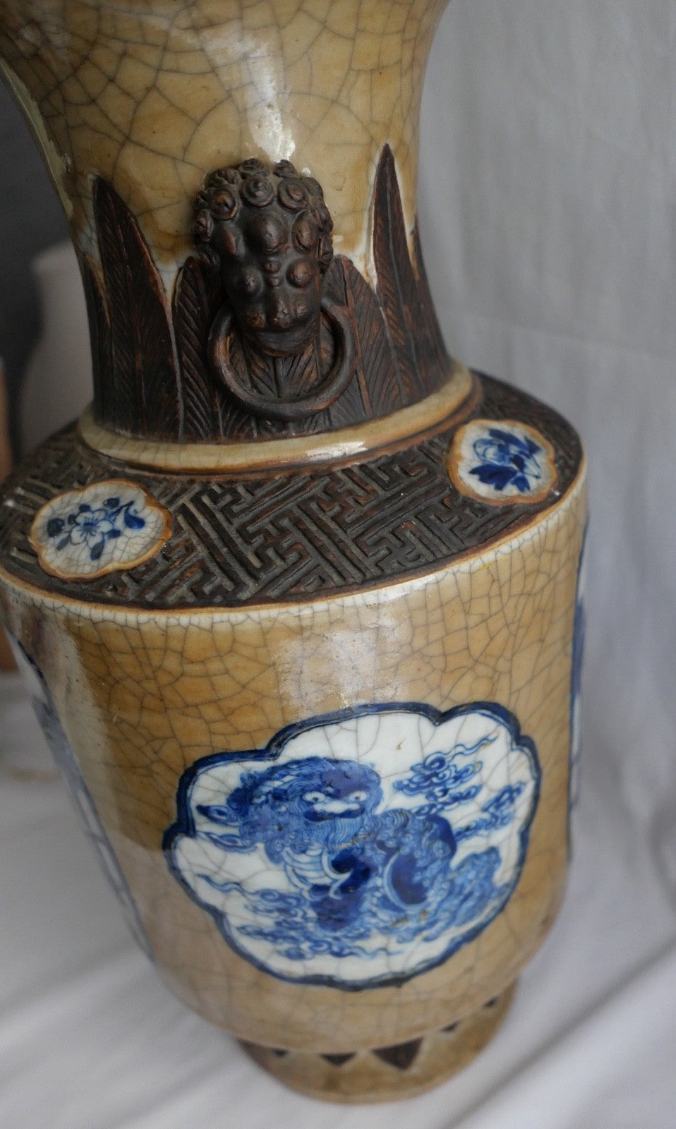 Chenghua Nian Zhi chinesische Craquelé Vase Porzellan Blau-Weiß Reliefdekor