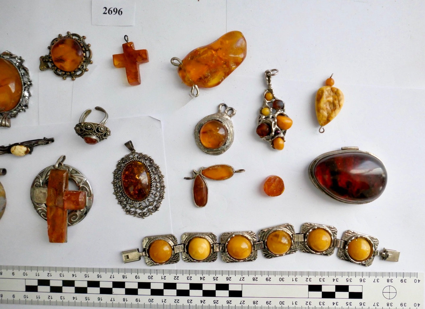 Konvolut Bernsteinschmuck versilbert Anhänger Armband Broche Kreuz 377 Gramm