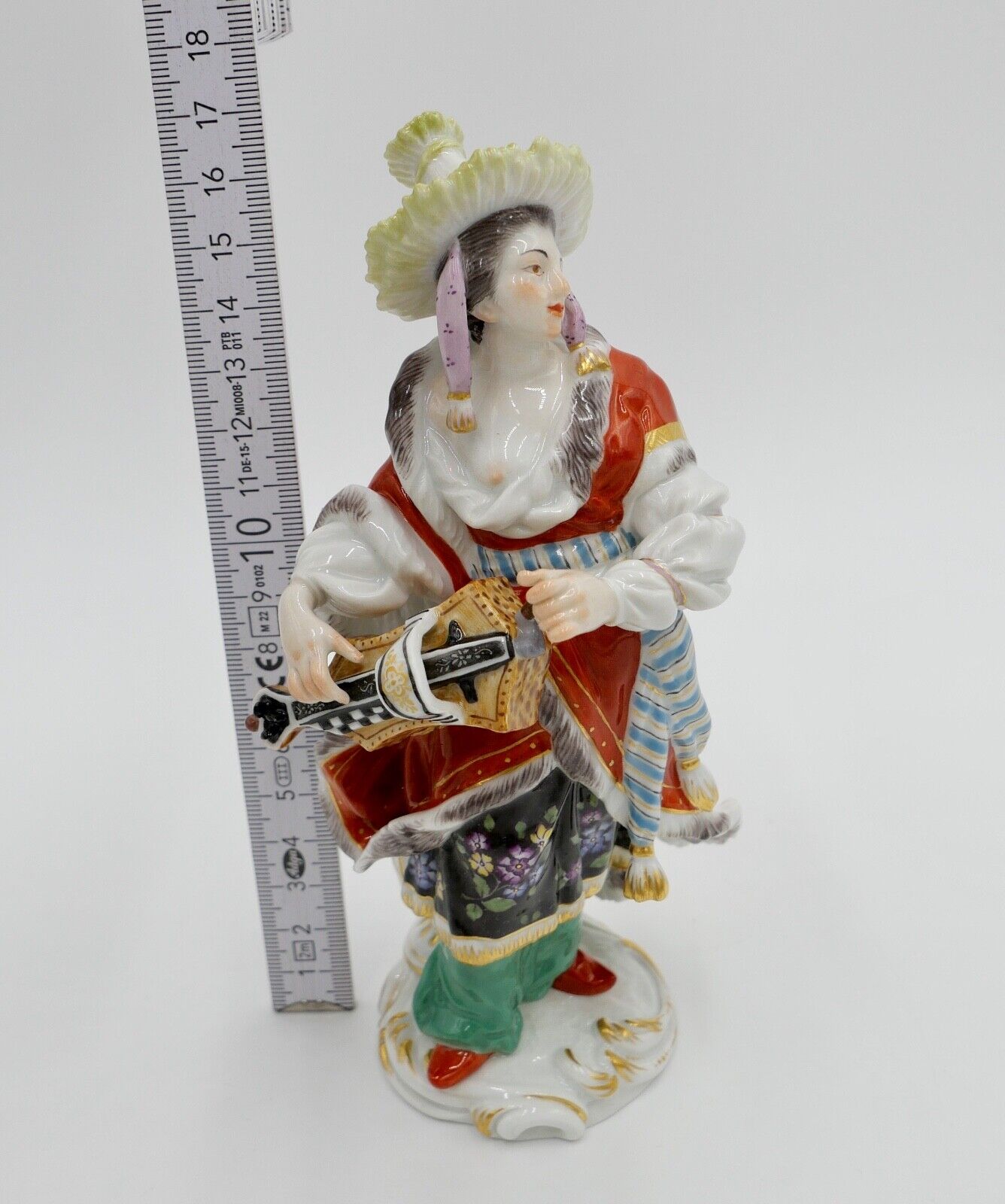 Meissen Figur 1. Wahl 17,5 cm Malabarin mit Drehleier  67036 1576