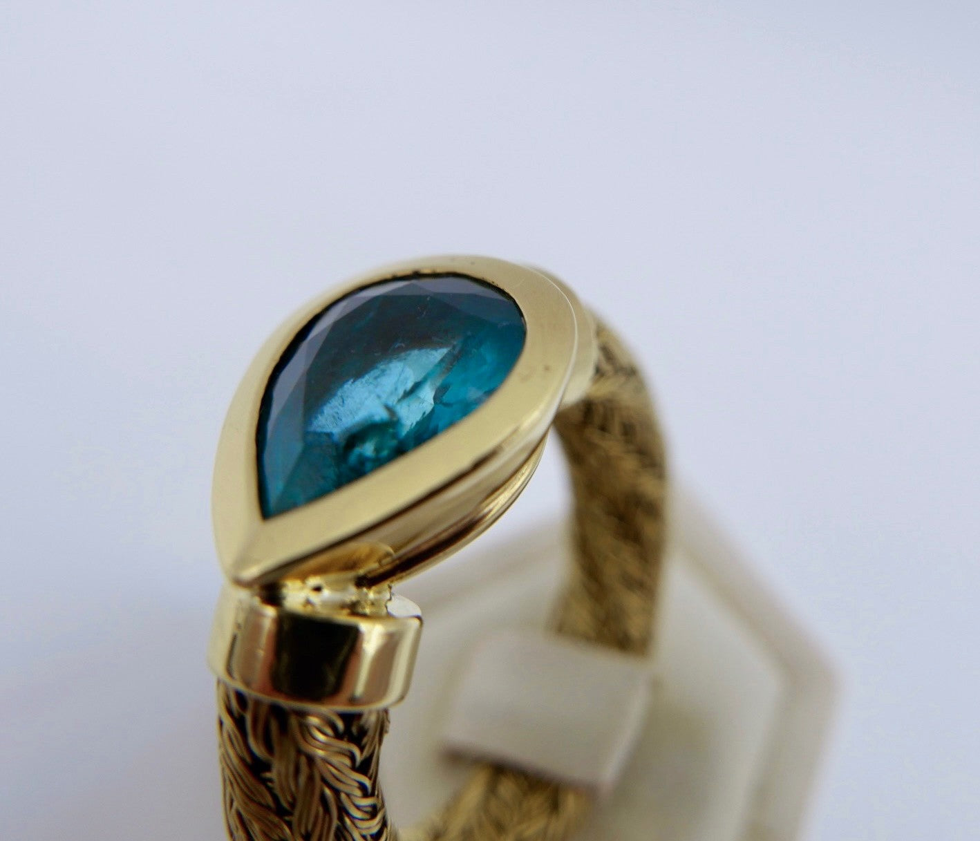 Unikat Goldring 750er Tropfen Turmalin Indikolith Blau Grün Zopfmuster 3,5 Ct