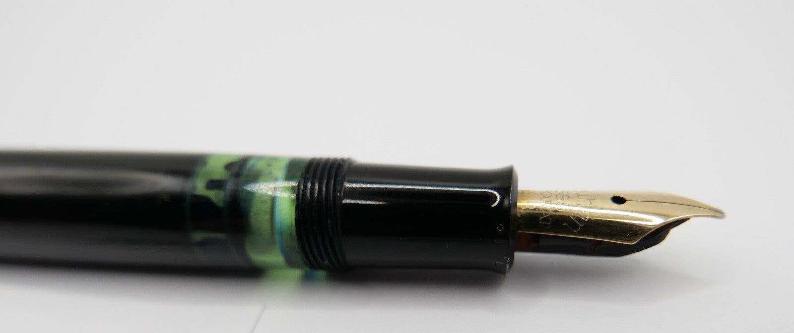 alter PELIKAN Kolbenfüller Füller 585 14K Gold Feder OB dunkelgrün ohne Deckel