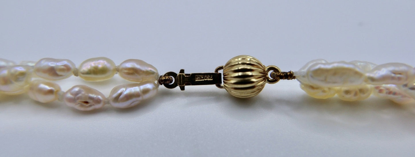 1980er Dreireihige Barockperlenkette Collier mit 750er Gold-Verschluss 41 cm