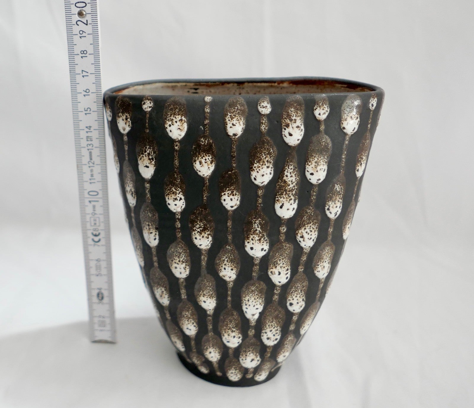 1960er 1970er Keramik Monika Maetzel Blumenvase in schwarz weiß 17 cm Dänemark