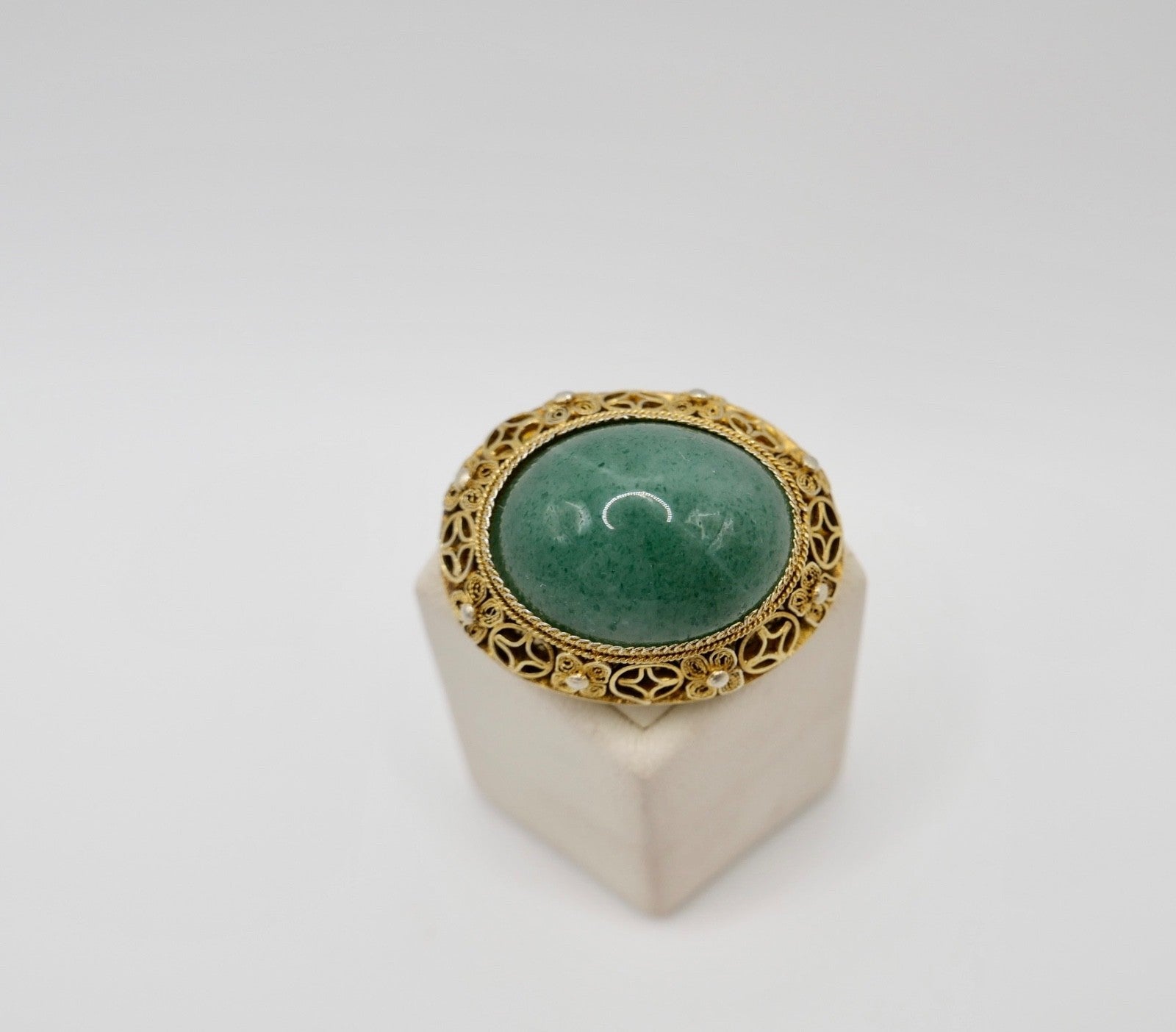 Silber Brosche vergoldet mit Jadeit Cabochon um 1950
