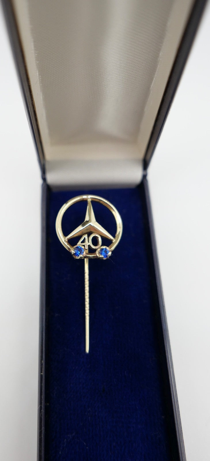 Mercedes-Benz Anstecknadel 585 Gold mit Saphir 40 Jahre Betriebszugehörigkeit