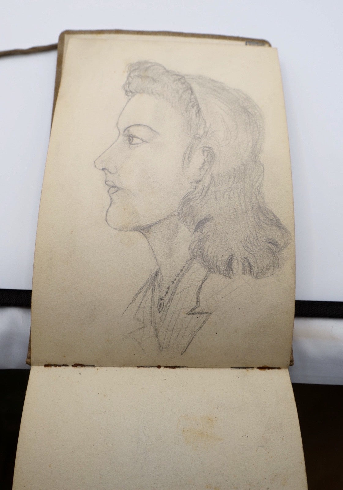Skizzenbuch mit Tier‑ und Frauenzeichnungen 1939 mit handschriftlichen Gedichten