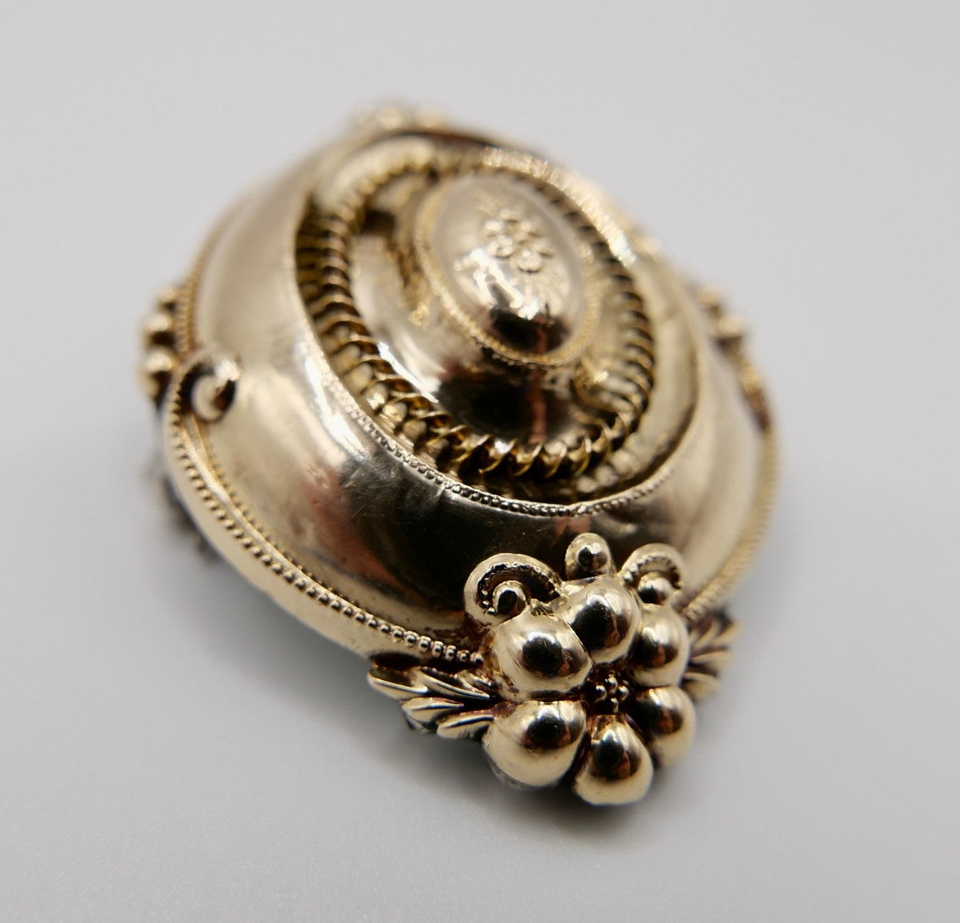Antike Foto Medaillon Brosche Gelbgold Schaumgold Trachten Schmuck um 1880