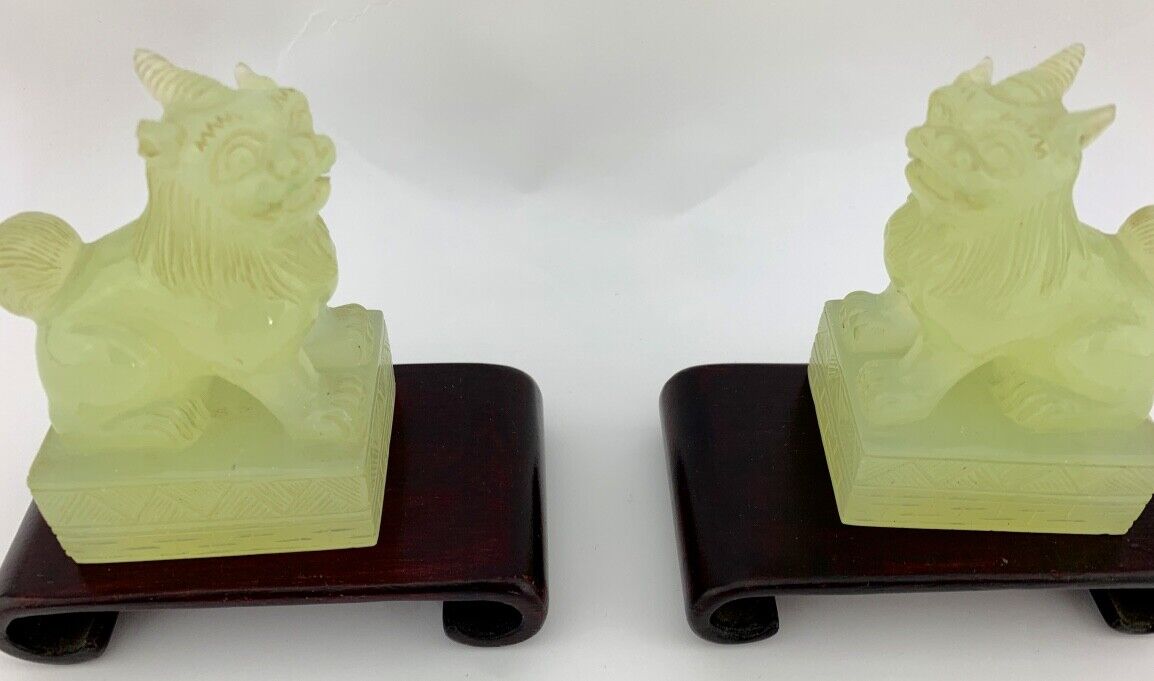 2 alte China vermutlich Glas Löwe Figur auf Holzsockel 8,5 cm ( in Jade Optik )