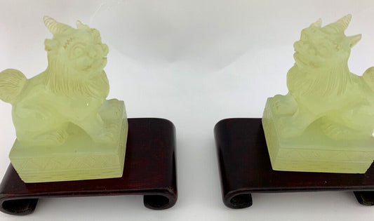 2 alte China vermutlich Glas Löwe Figur auf Holzsockel 8,5 cm ( in Jade Optik )