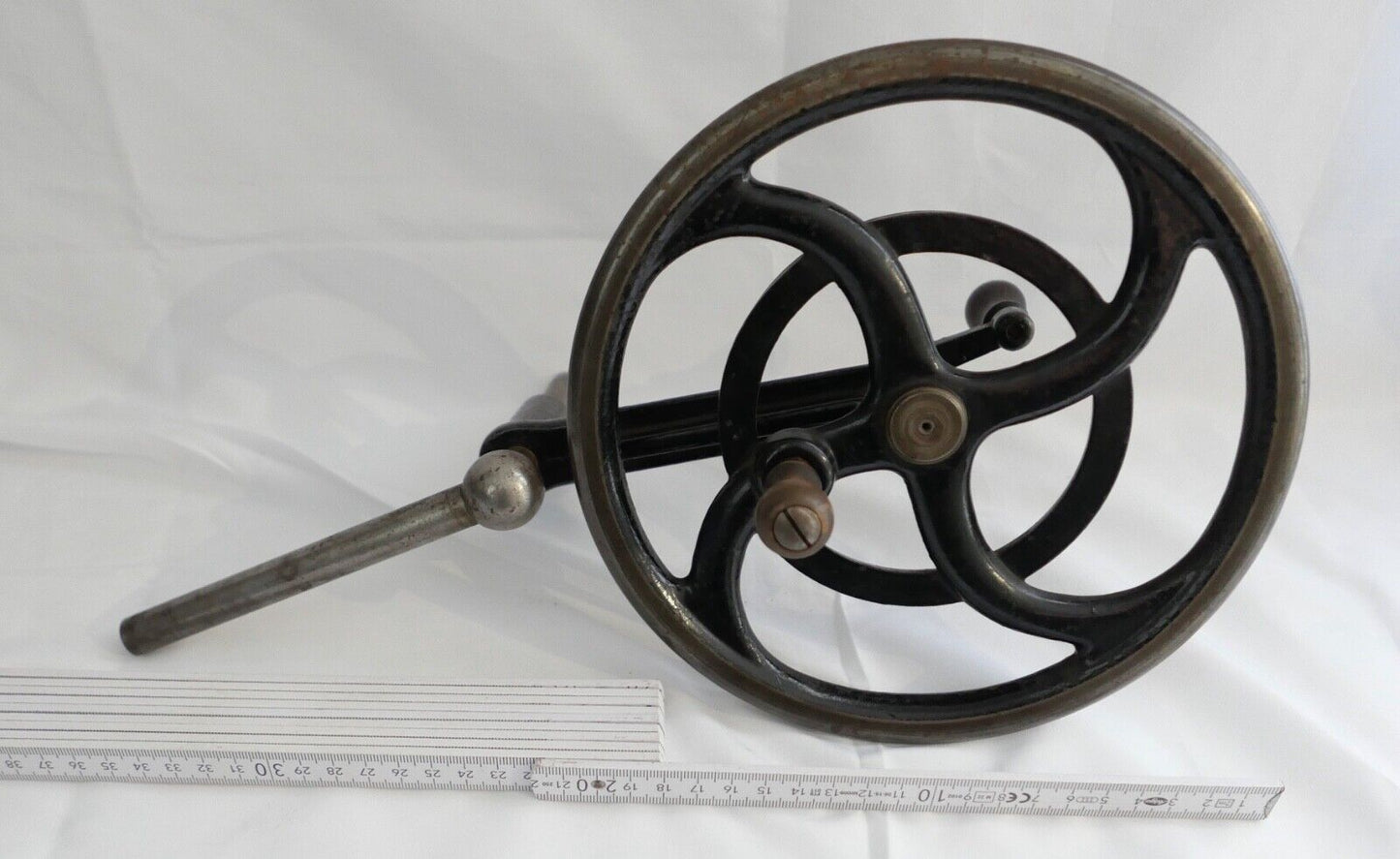 Altes Handrad für Uhrmacherdrehbank Schwungrad Drehstuhl Ø 21 cm - Antikhandel-Stuttgart