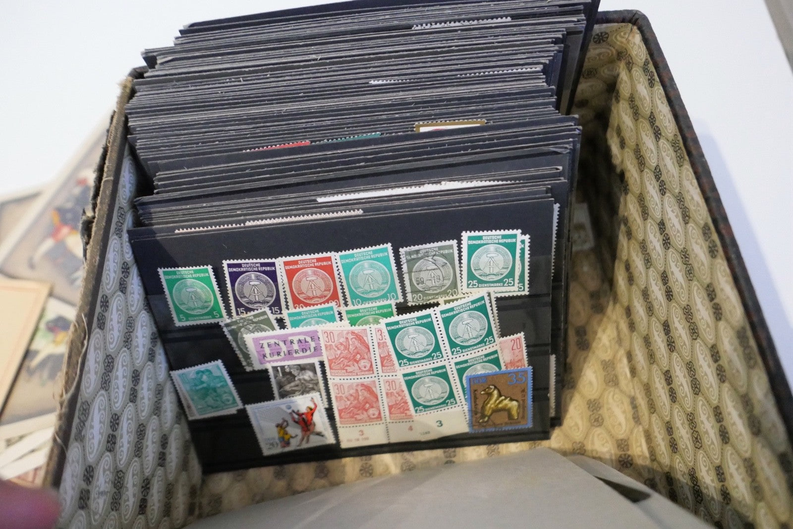 28 Kg Briefmarkennachlass Alben Sammlungen Deutschland Europa Übersee Lose Ware