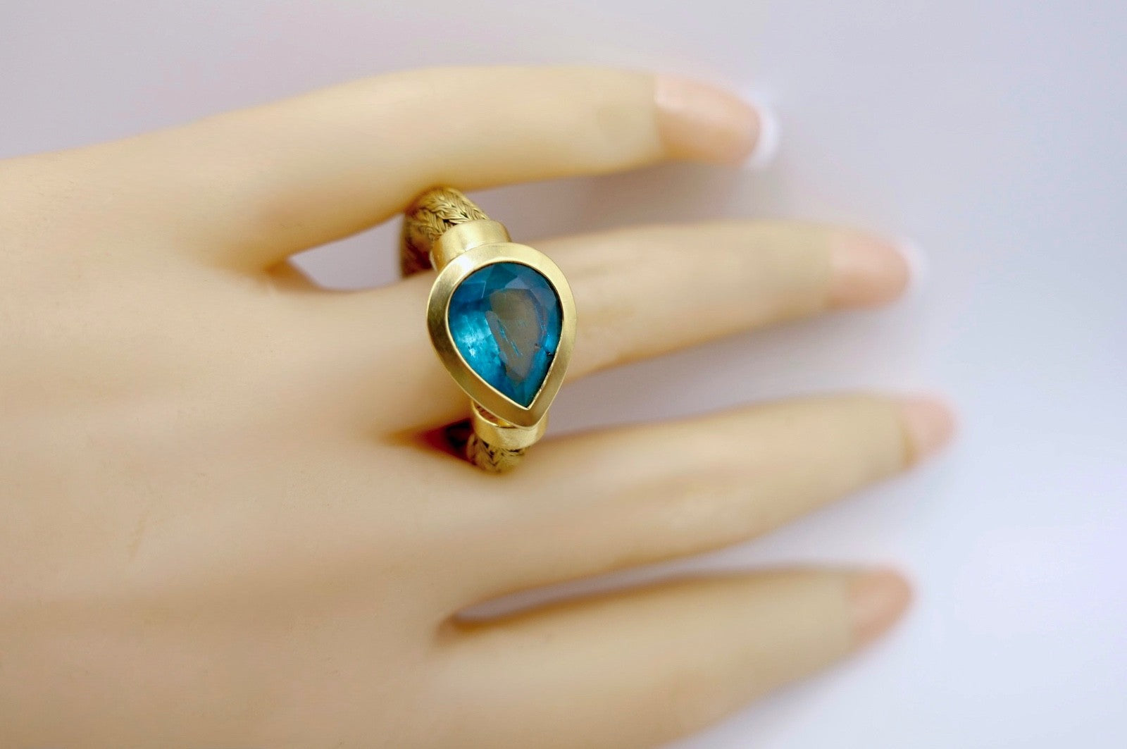 Unikat Goldring 750er Tropfen Turmalin Indikolith Blau Grün Zopfmuster 3,5 Ct