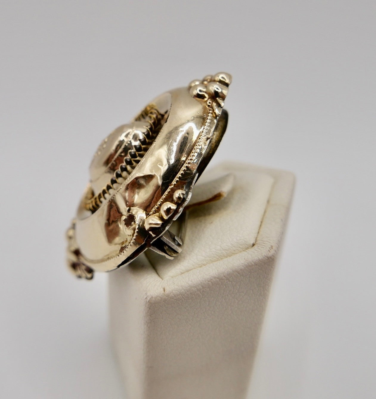 Antike Foto Medaillon Brosche Gelbgold Schaumgold Trachten Schmuck um 1880