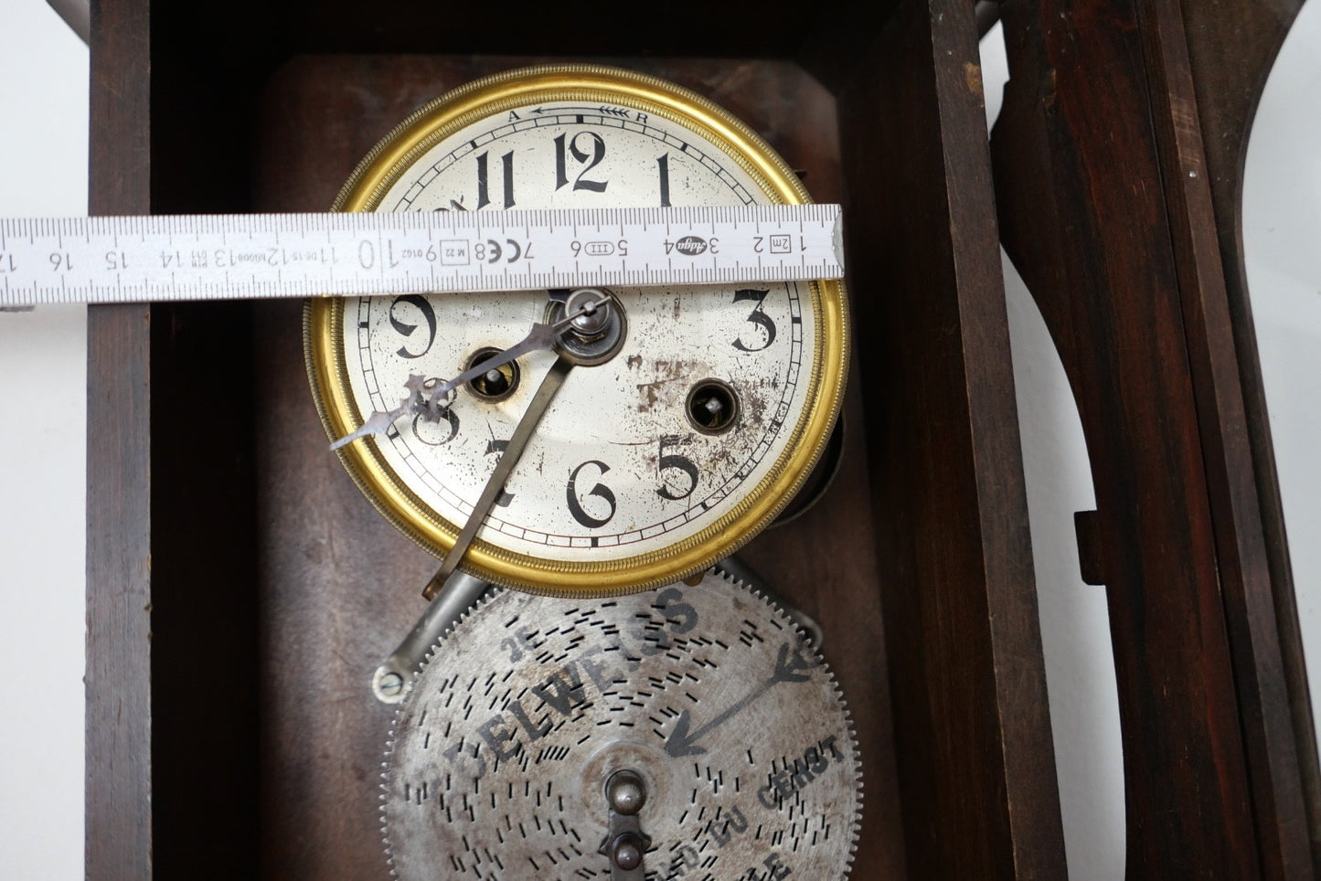 Kleine antike Wanduhr mit Spielwerk für Lochblech Platten um 1900