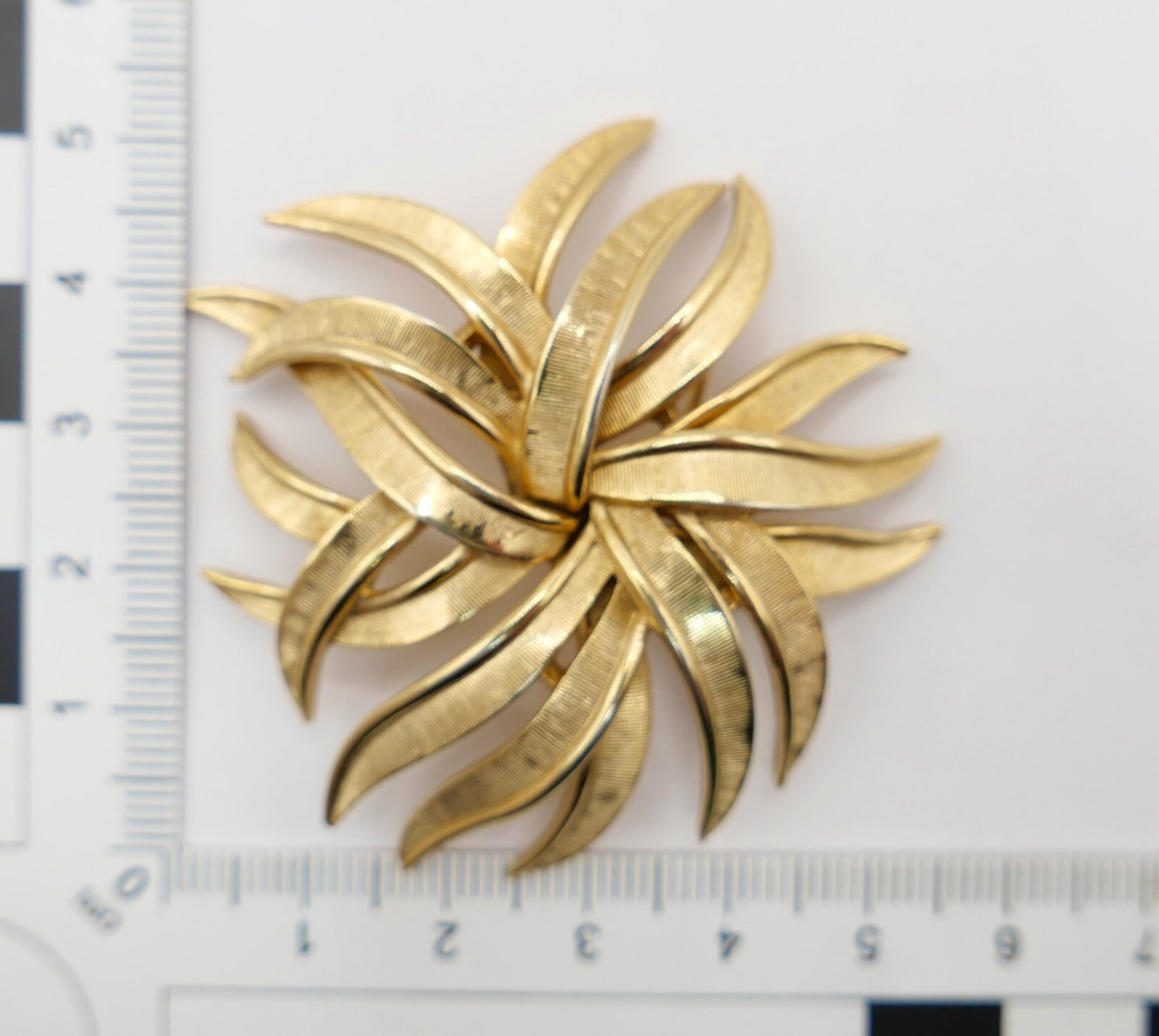 große TRIFARI Designer Blatt Brosche Damen vergoldet Floral 56mm