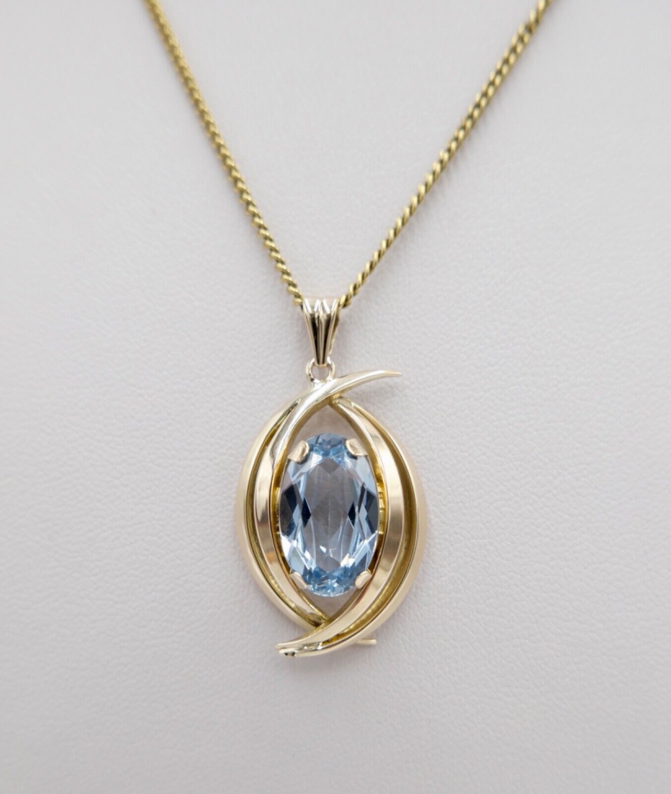 Anhänger 333 / 8K Gelbgold Blauer Spinell OVAL Schliff 5,5 Ct   Ø 30 mm   