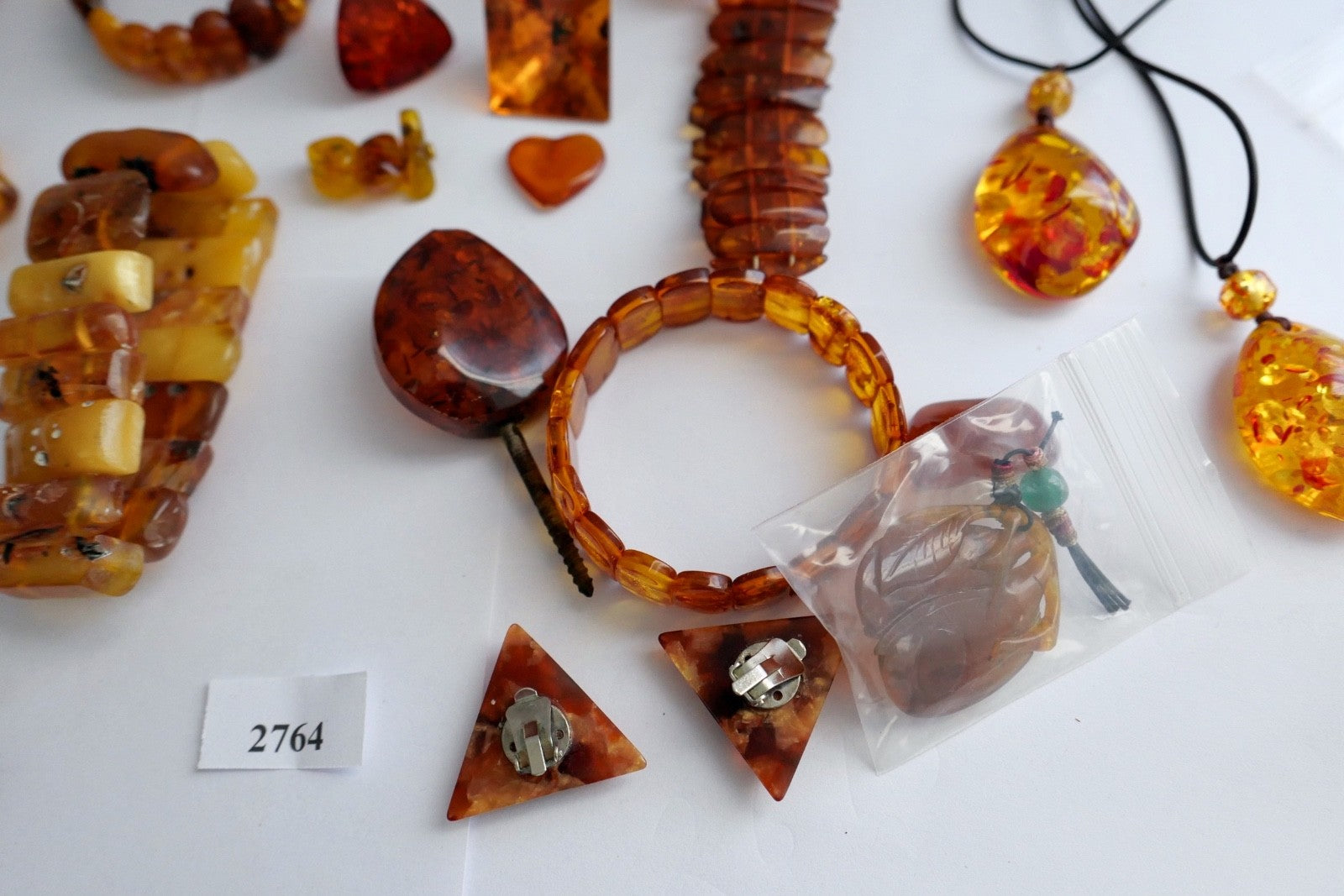 Großes Bernstein Konvolut Schmuck Armbänder Ketten Anhänger Rohsteine 557 Gramm