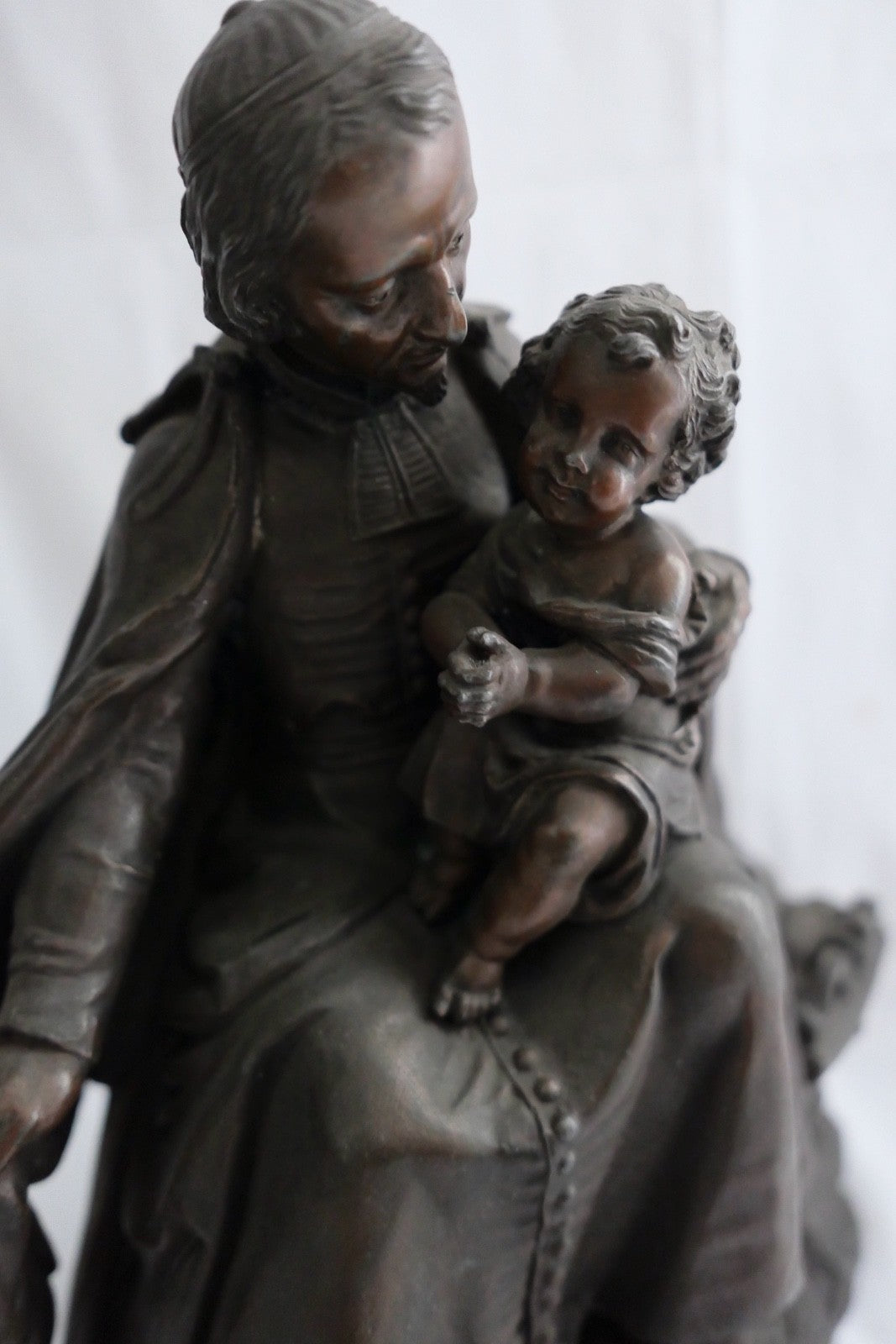 Antike Skulptur Heiliger mit Kind Bronze Optik Sakrale Kunst St. Vincent de Paul