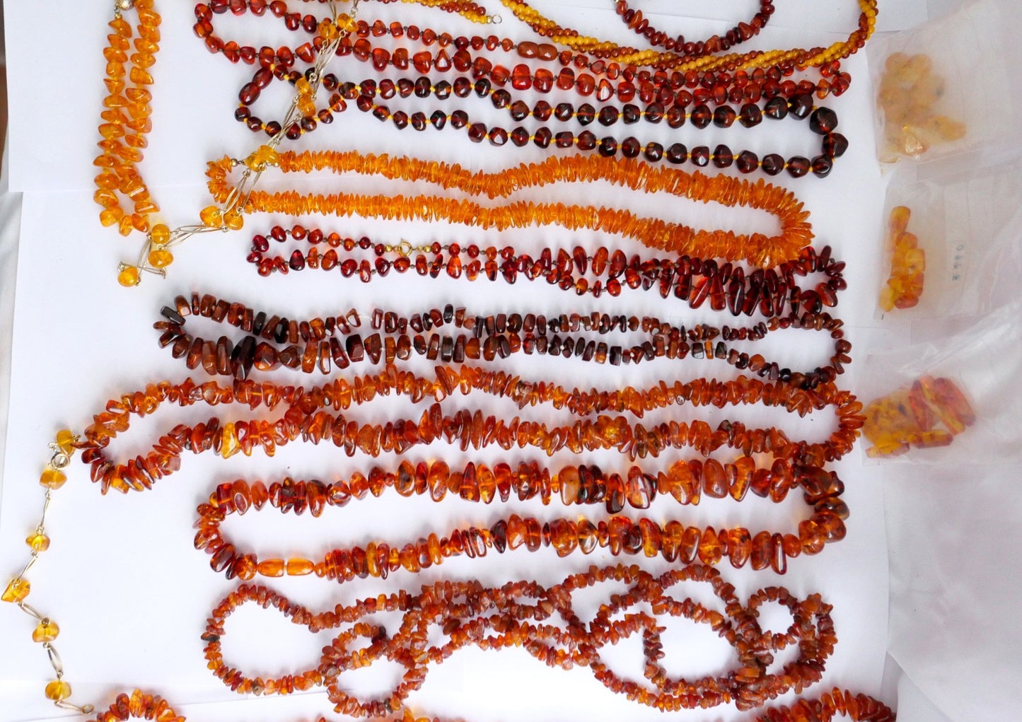 Konvolut Bernsteinschmuck Ketten Armbänder Anhänger Naturbernstein 695,6 Gramm