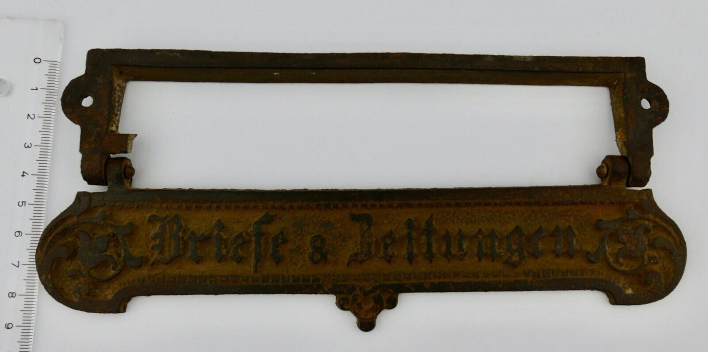 Antike Jugendstil Gusseisen Briefschlitz Briefklappe "Briefe & Zeitungen“ 22 cm