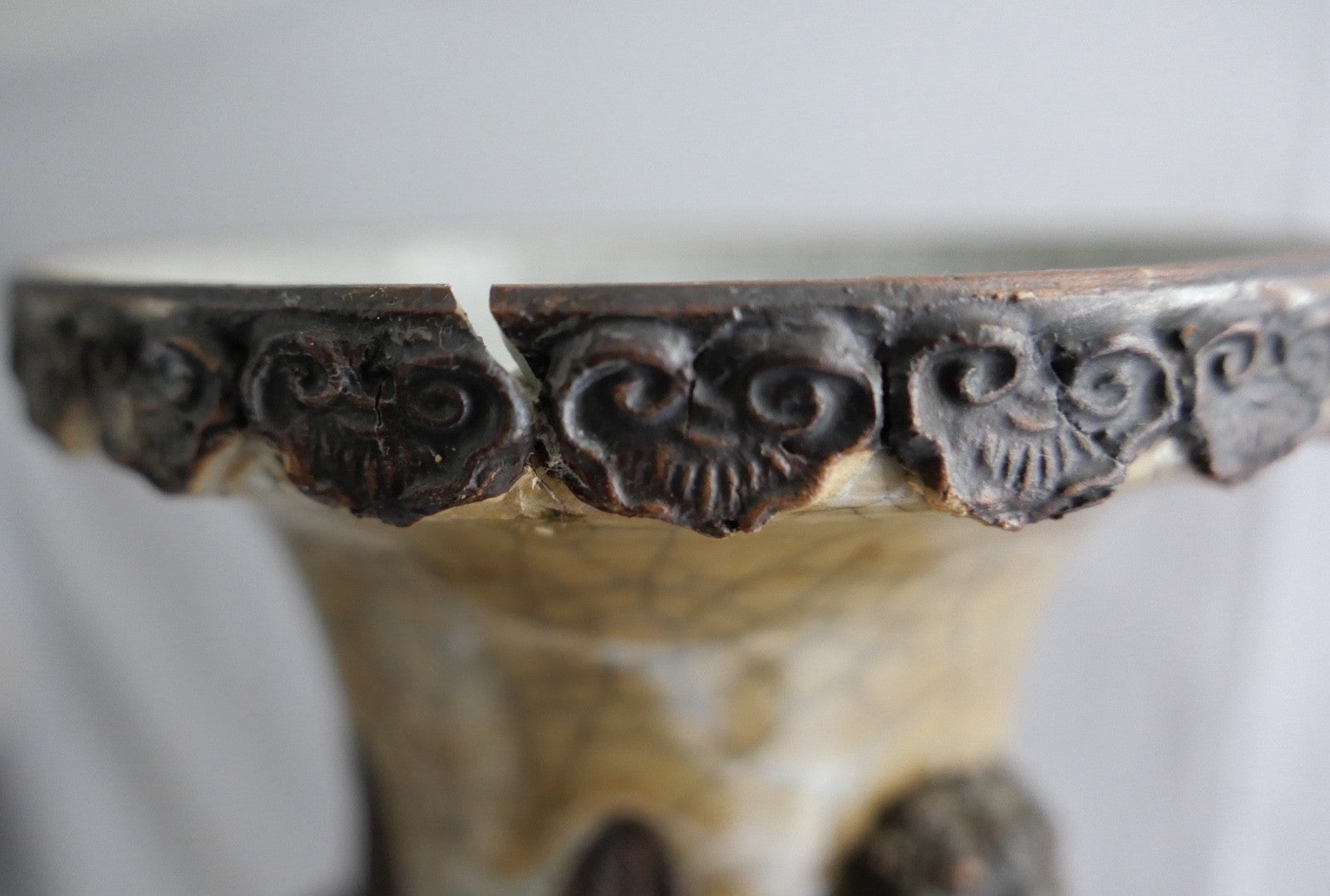 Chenghua Nian Zhi chinesische Craquelé Vase Porzellan Blau-Weiß Reliefdekor