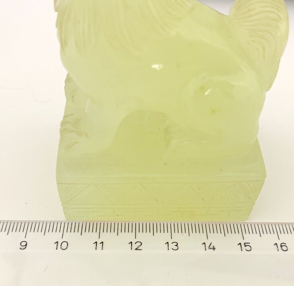 2 alte China vermutlich Glas Löwe Figur auf Holzsockel 8,5 cm ( in Jade Optik )