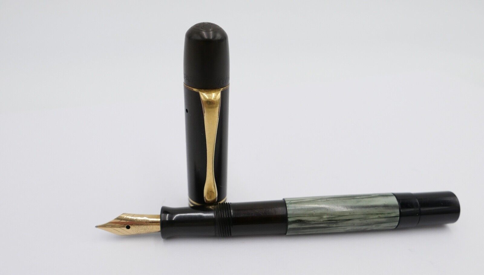 30er PELIKAN 100 Kolbenfüller Füller 585 14Ct Gold Feder EF grün schwarz