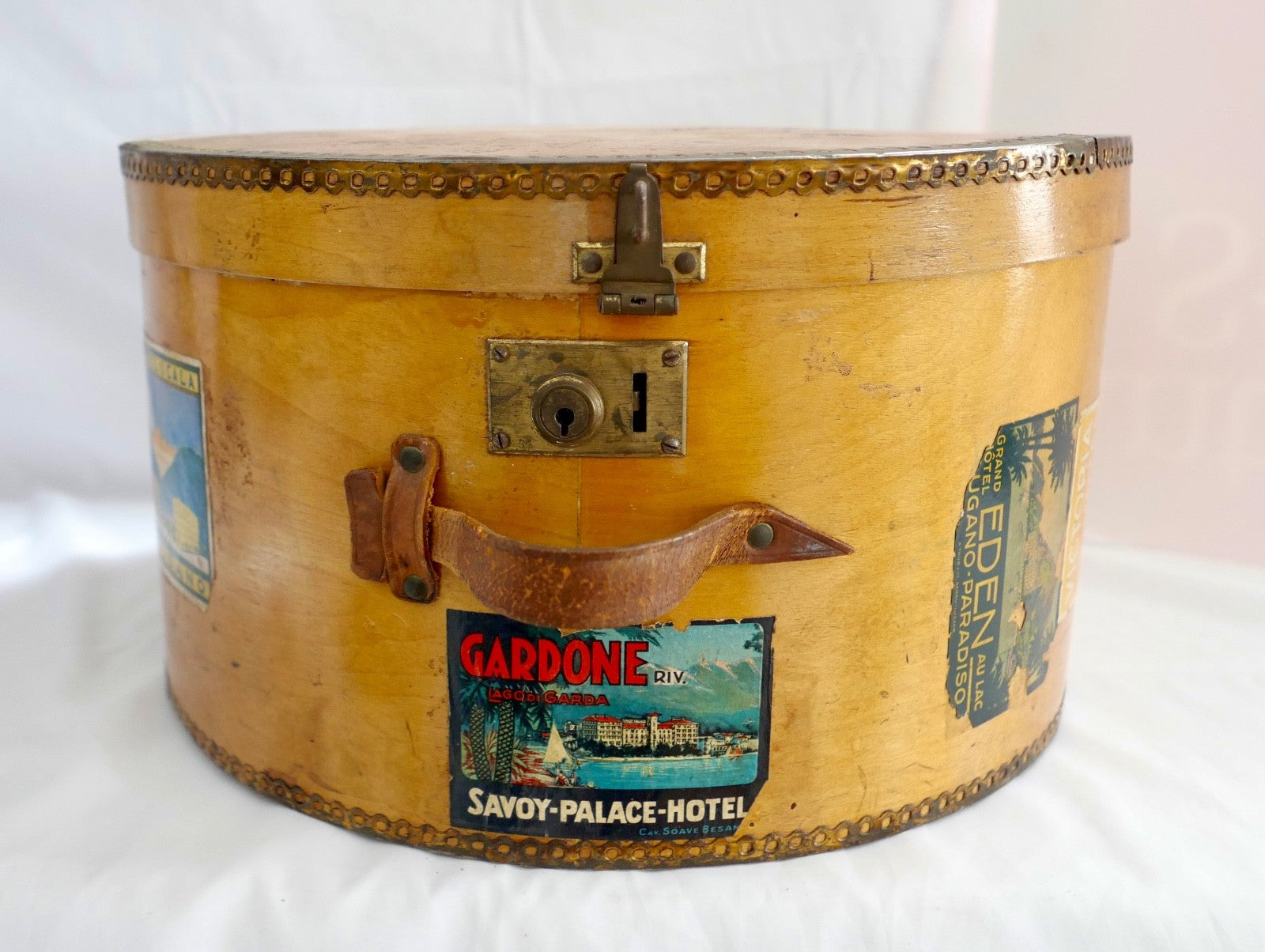 20er 30er Hutschachtel Reisekoffer Holz original Hotel Aufkleber Gardone Riviera