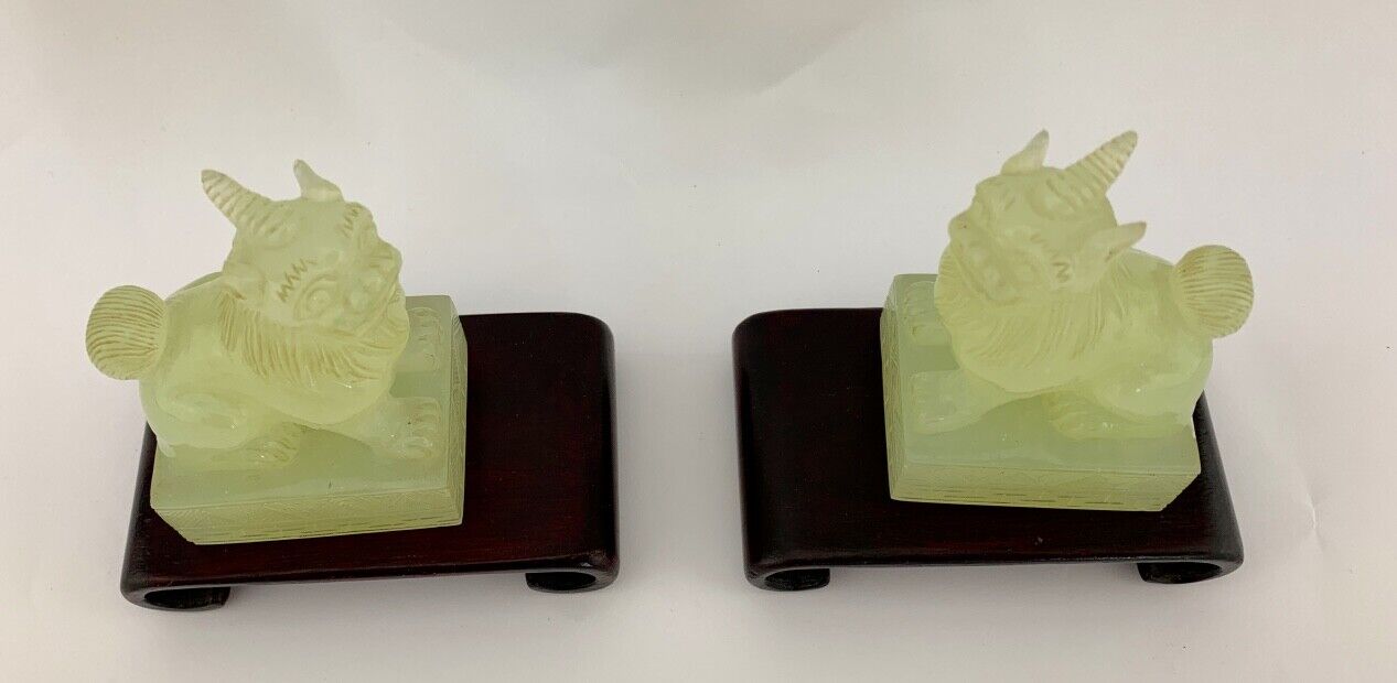 2 alte China vermutlich Glas Löwe Figur auf Holzsockel 8,5 cm ( in Jade Optik )