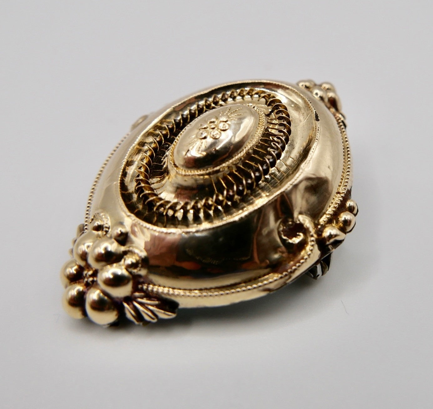 Antike Foto Medaillon Brosche Gelbgold Schaumgold Trachten Schmuck um 1880