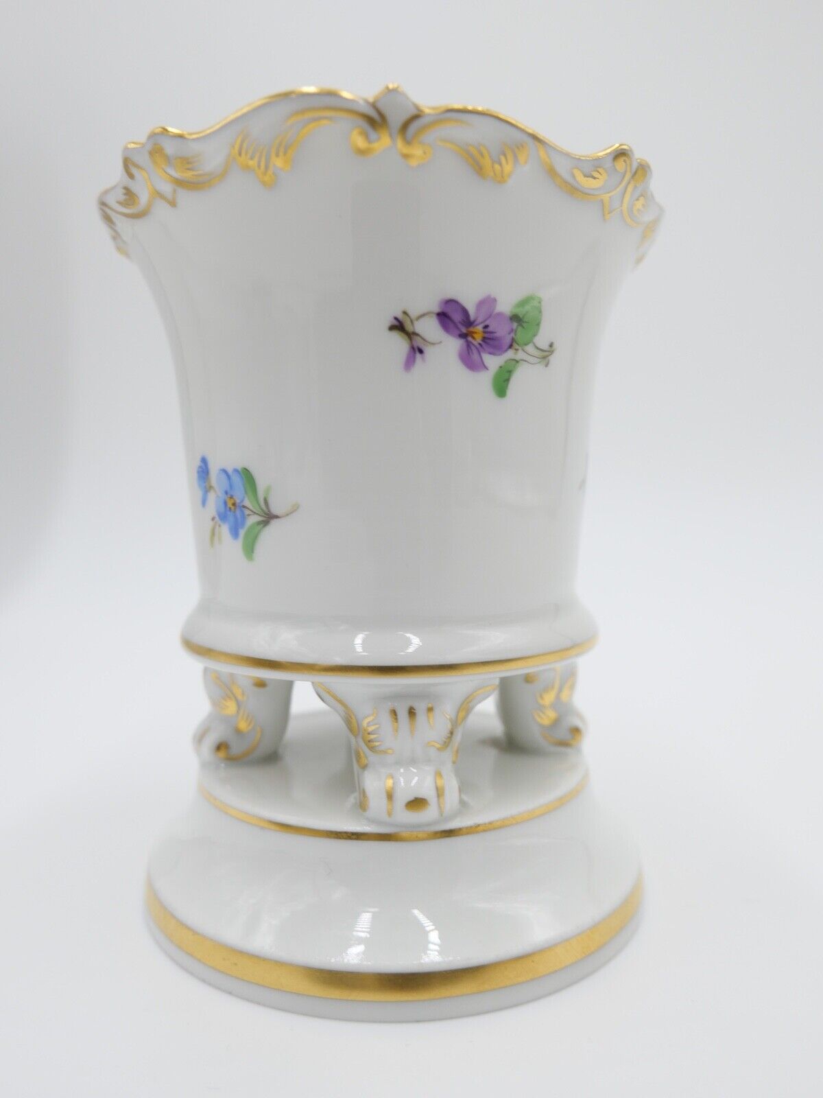 50er Meissen Nr. 37Y Streublümchen Porzellan Vase Füße 2. Wahl Goldrand Dekor