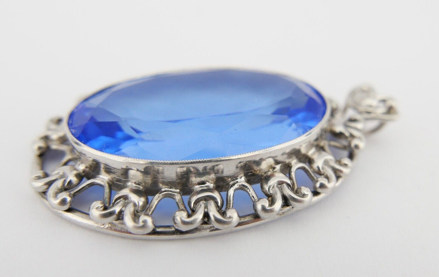 Großer Art Deco 835 Silber Anhänger mit 4,1 Ct blauem Glas Ø 6,3 cm um 1930 