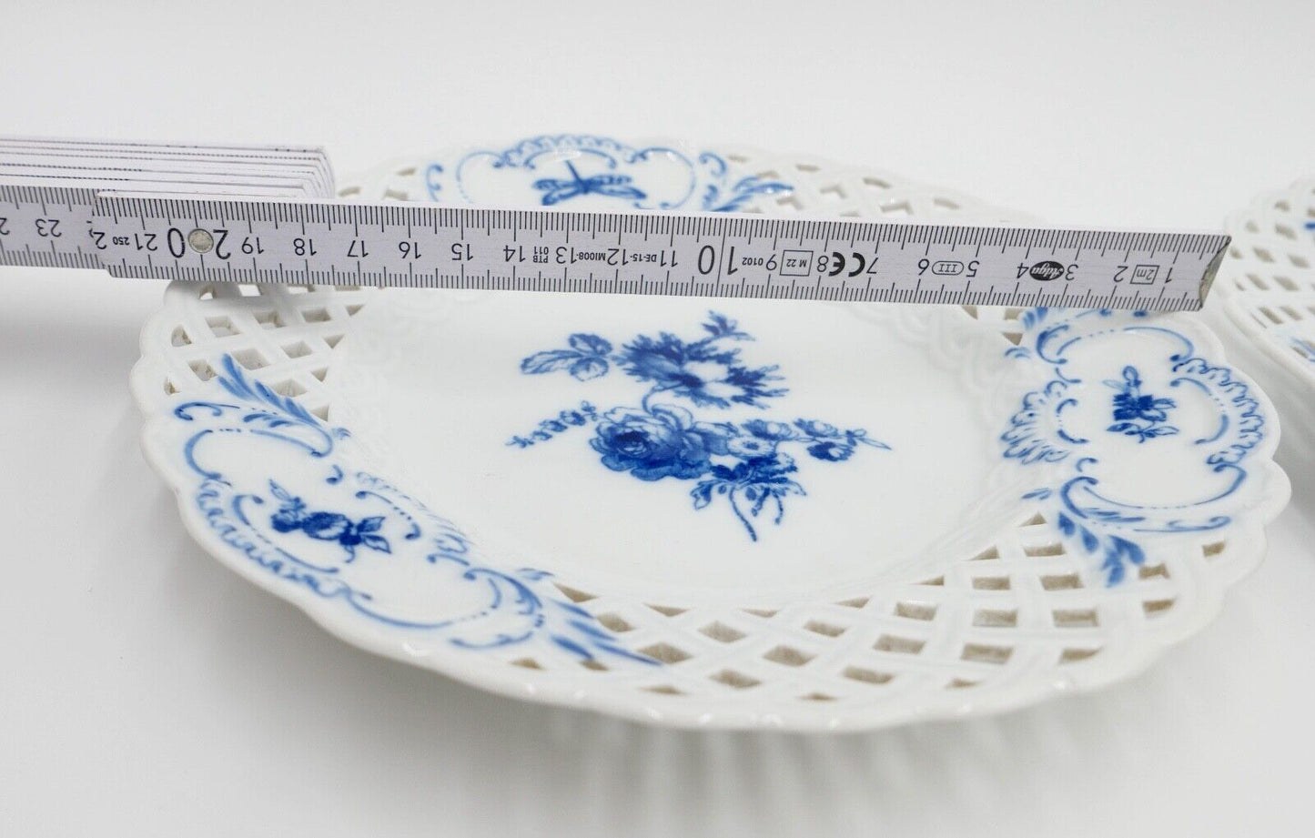 2x Meissen Durchbruchteller Wandteller Ø 20,5 cm blaue Blume Knaufzeit  