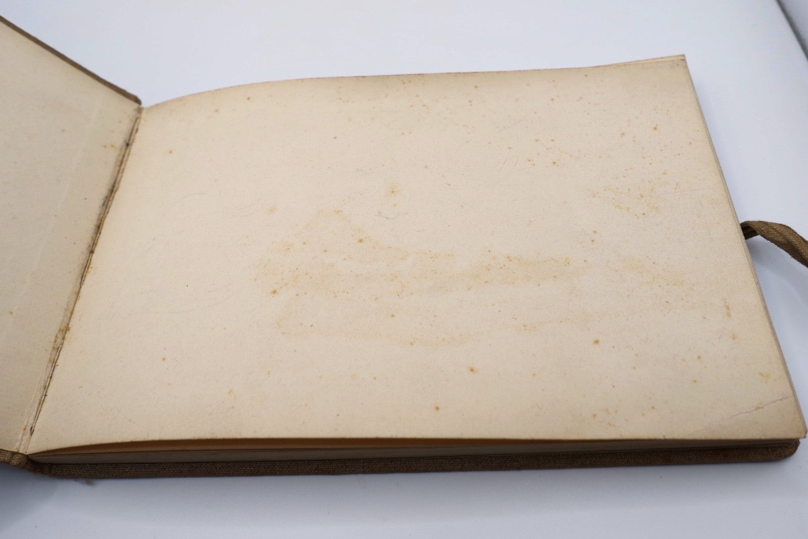 Skizzenbuch mit Tier‑ und Frauenzeichnungen 1939 mit handschriftlichen Gedichten