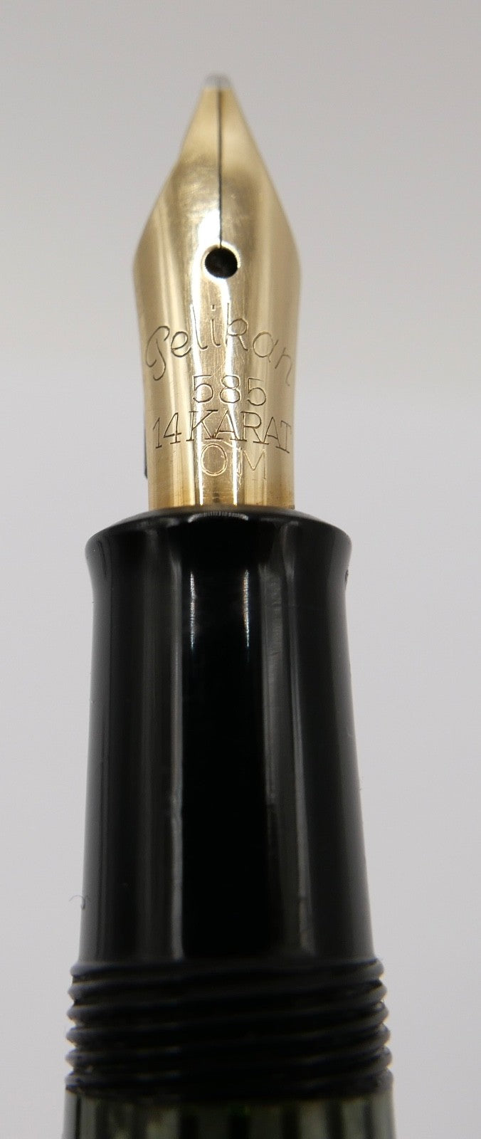 50er PELIKAN 140 Kolbenfüller Füller 585 14Ct Gold Feder OM grün schwarz