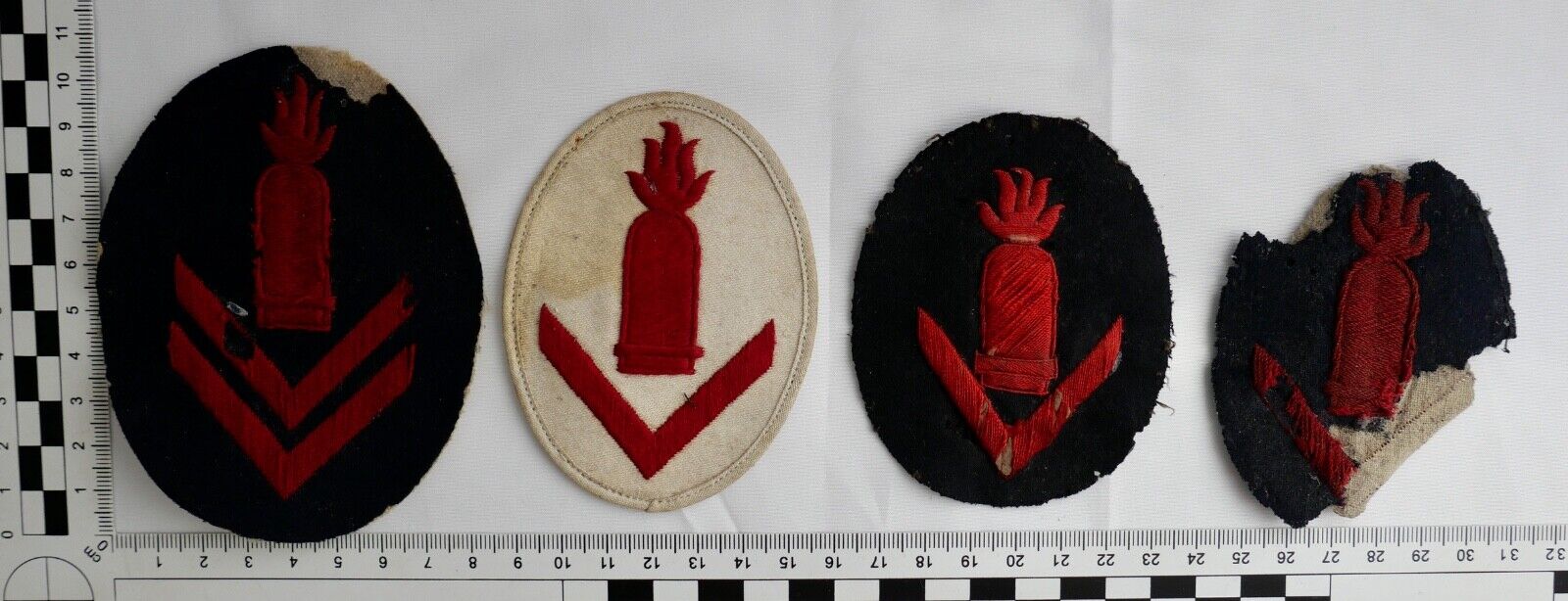 Posten 4x Ärmelabzeichen Kriegsmarine Sonderausbildung WK2 WW2 Geschützführer - Antikhandel-Stuttgart