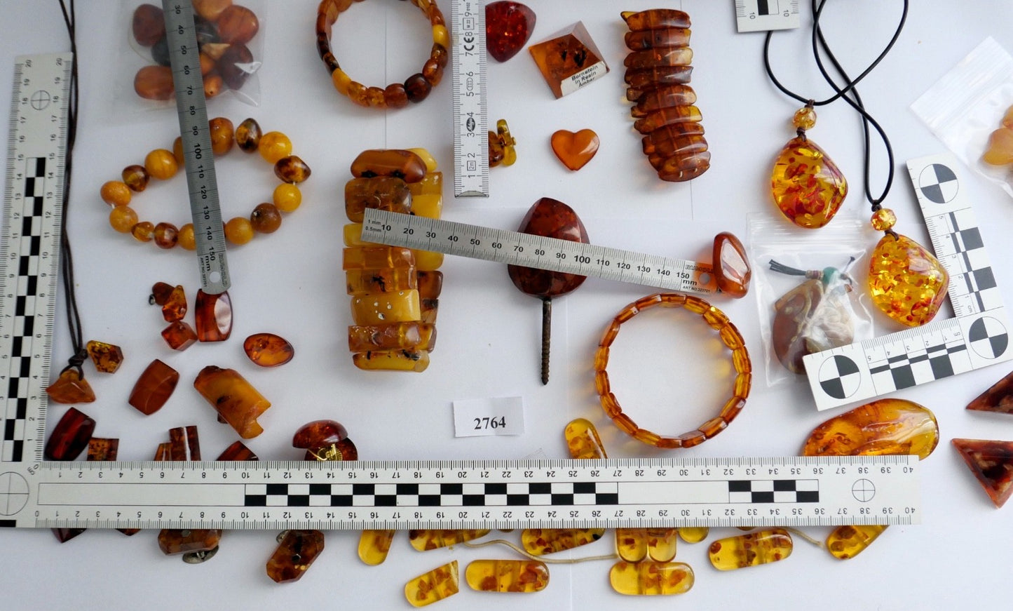 Großes Bernstein Konvolut Schmuck Armbänder Ketten Anhänger Rohsteine 557 Gramm
