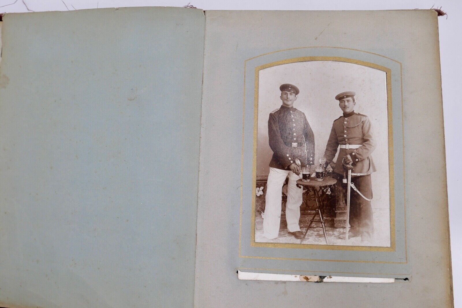 Antikes Fotoalbum Stoff inkl. Fotos Militaria Soldaten & Familien Portrait 1900