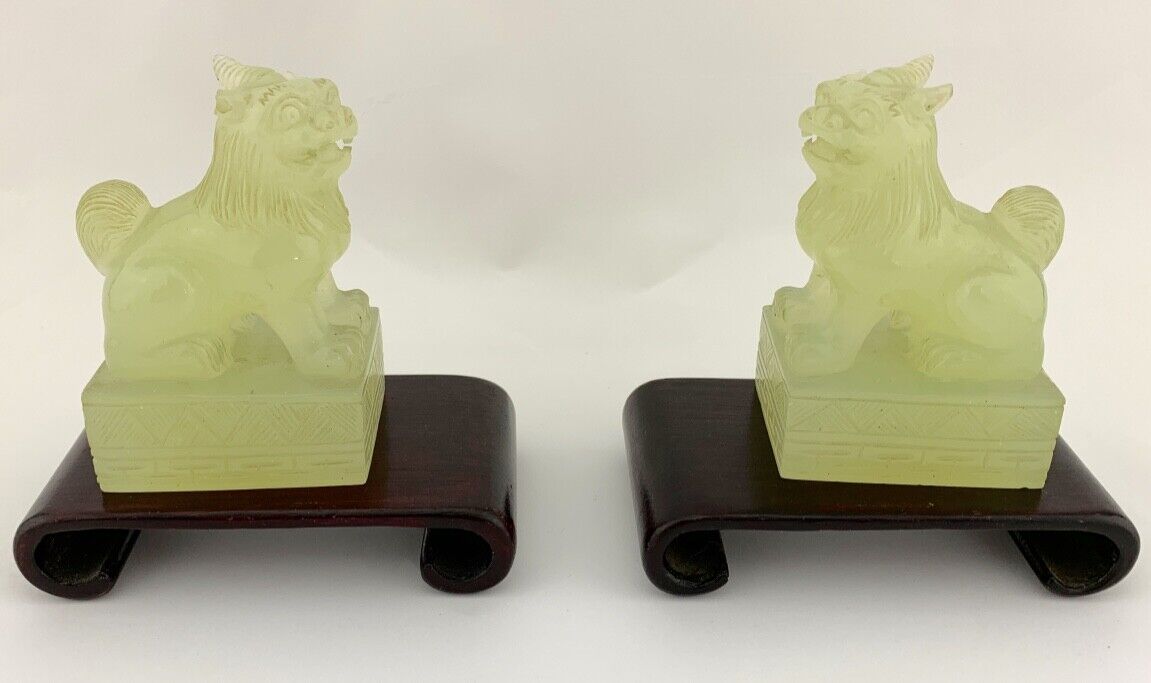 2 alte China vermutlich Glas Löwe Figur auf Holzsockel 8,5 cm ( in Jade Optik )