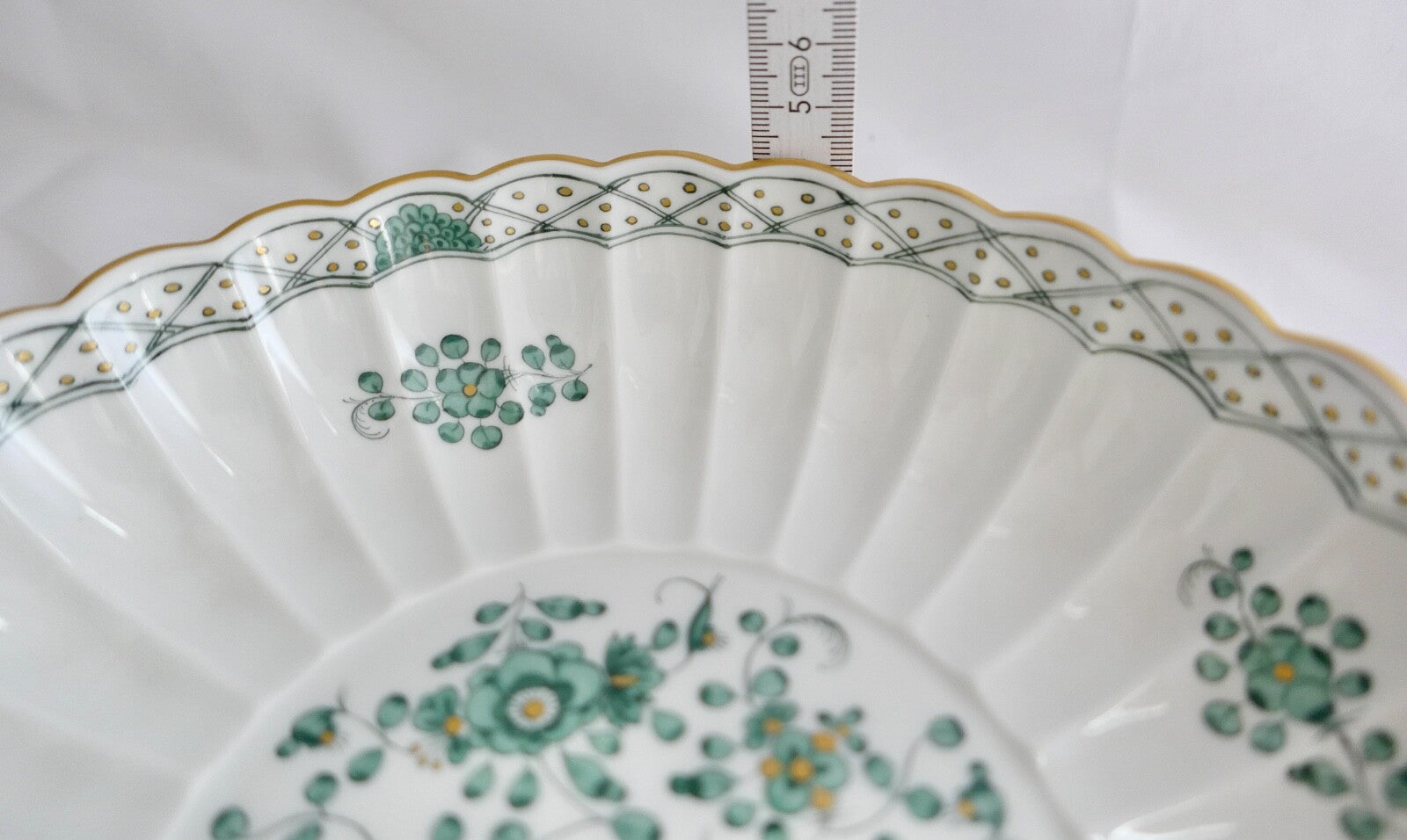 Meissen 1. Wahl Porzellan geriffelte Schale Teller indisch grün reich 21,5 cm