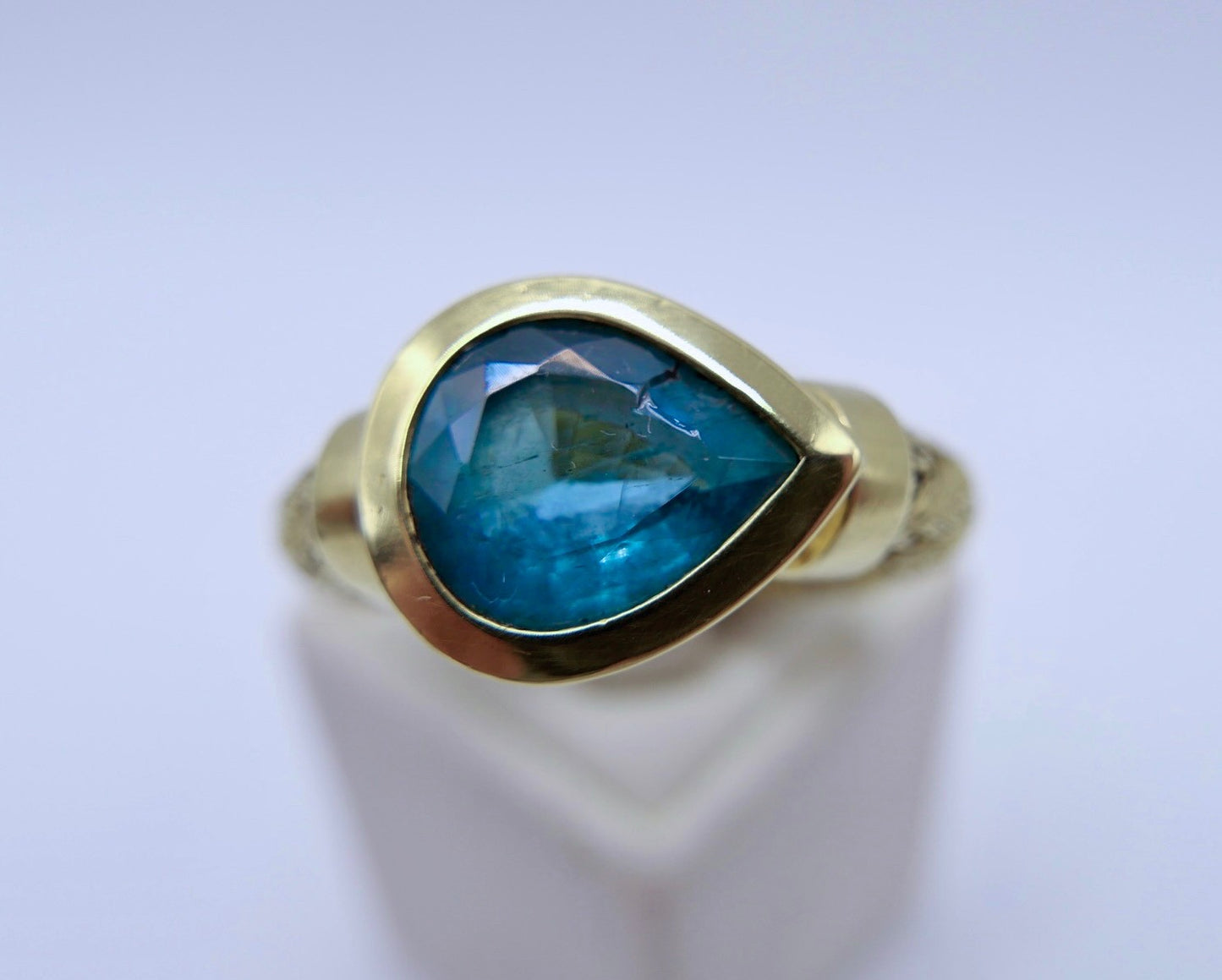 Unikat Goldring 750er Tropfen Turmalin Indikolith Blau Grün Zopfmuster 3,5 Ct