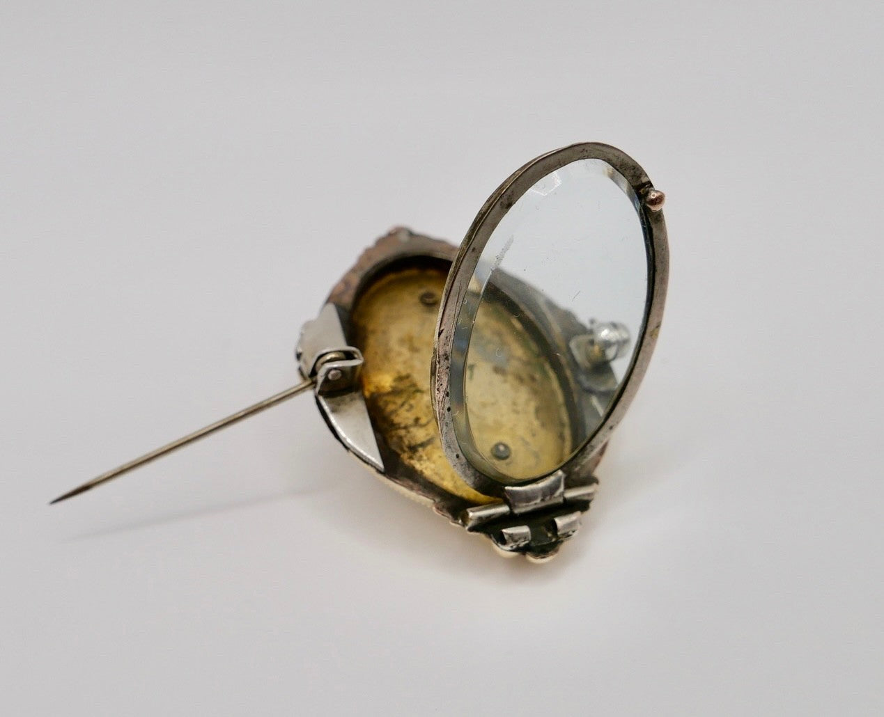 Antike Foto Medaillon Brosche Gelbgold Schaumgold Trachten Schmuck um 1880