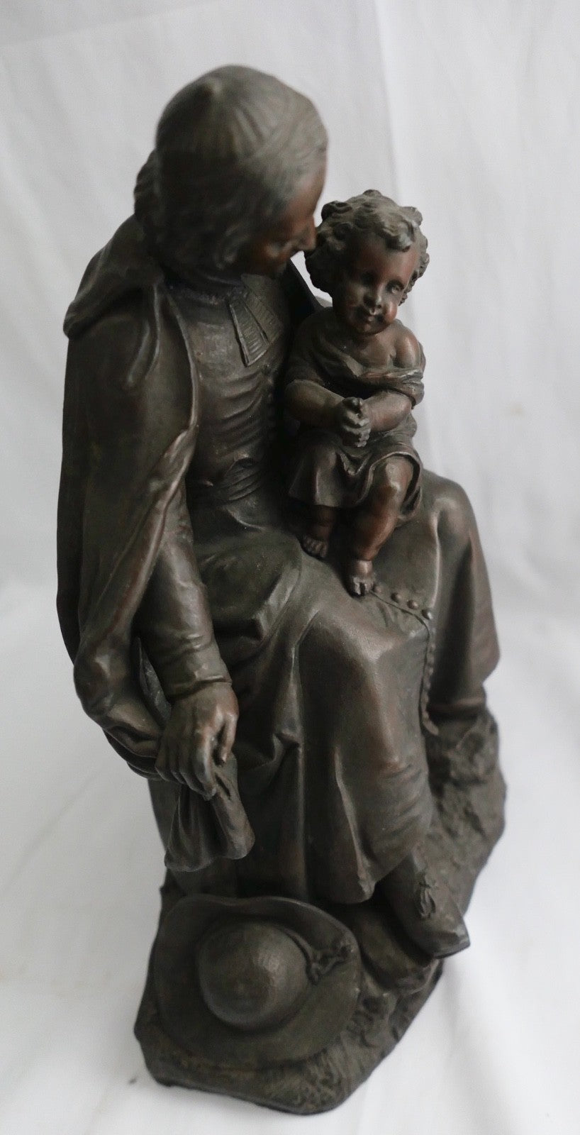 Antike Skulptur Heiliger mit Kind Bronze Optik Sakrale Kunst St. Vincent de Paul