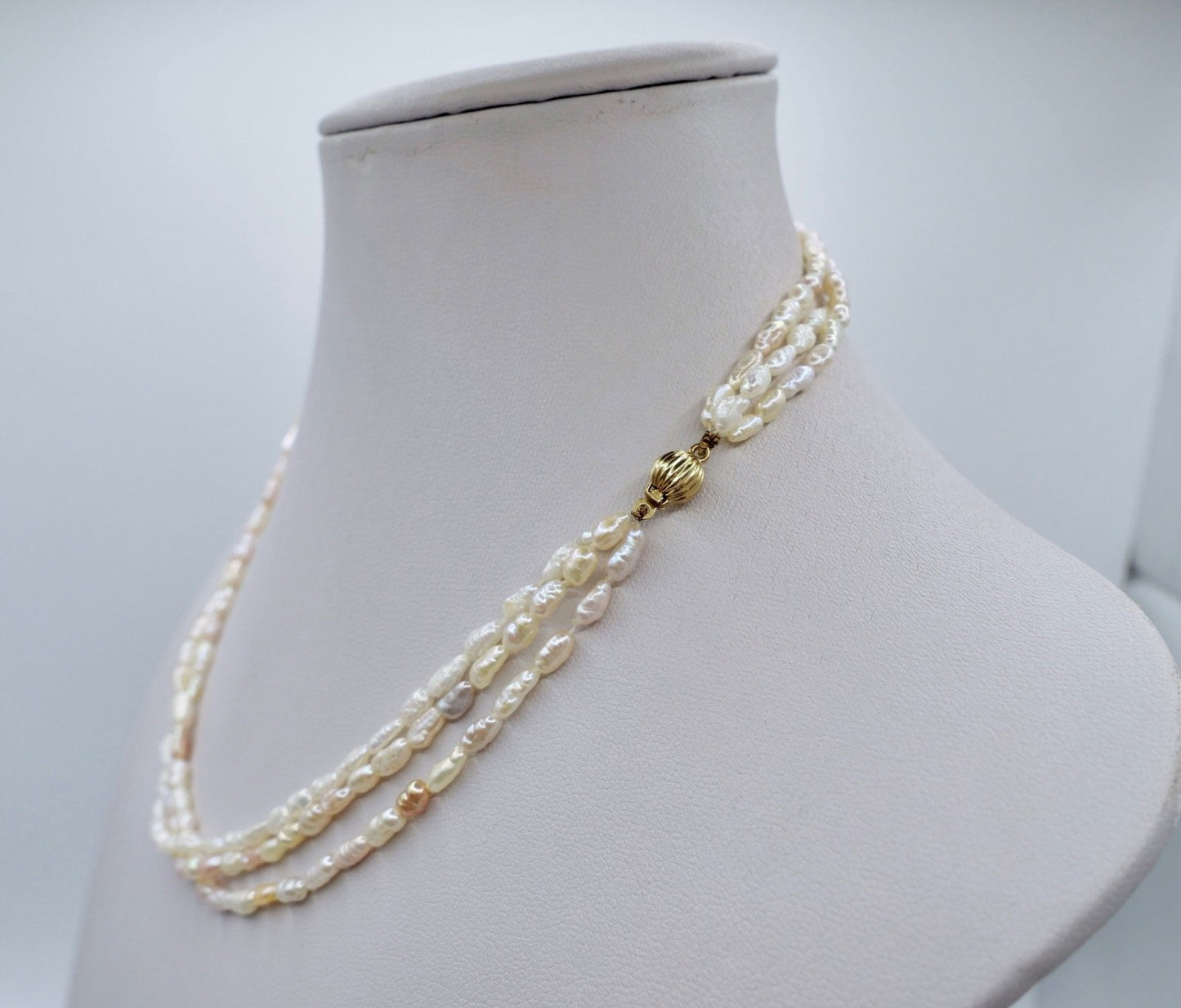1980er Dreireihige Barockperlenkette Collier mit 750er Gold-Verschluss 41 cm
