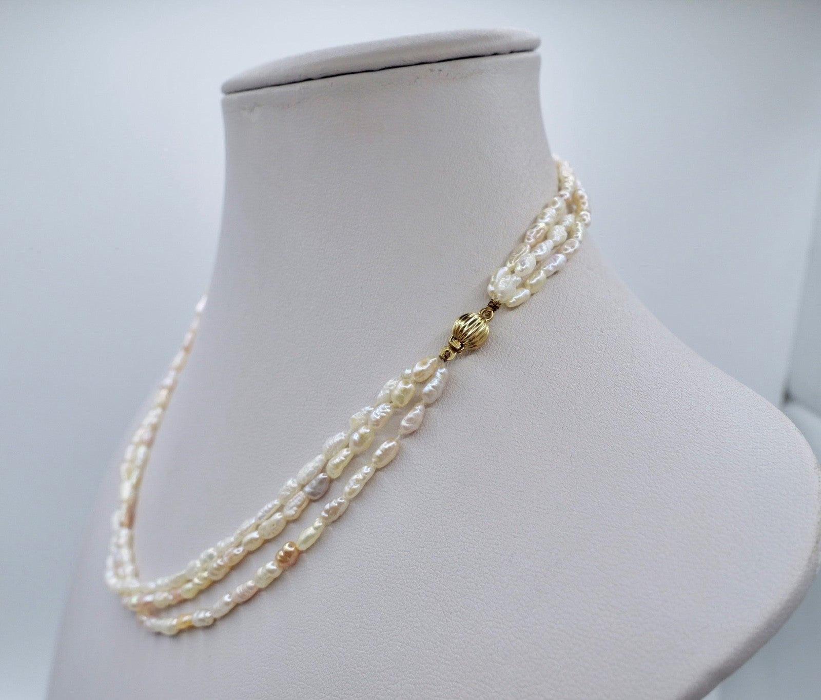 1980er Dreireihige Barockperlenkette Collier mit 750er Gold-Verschluss 41 cm