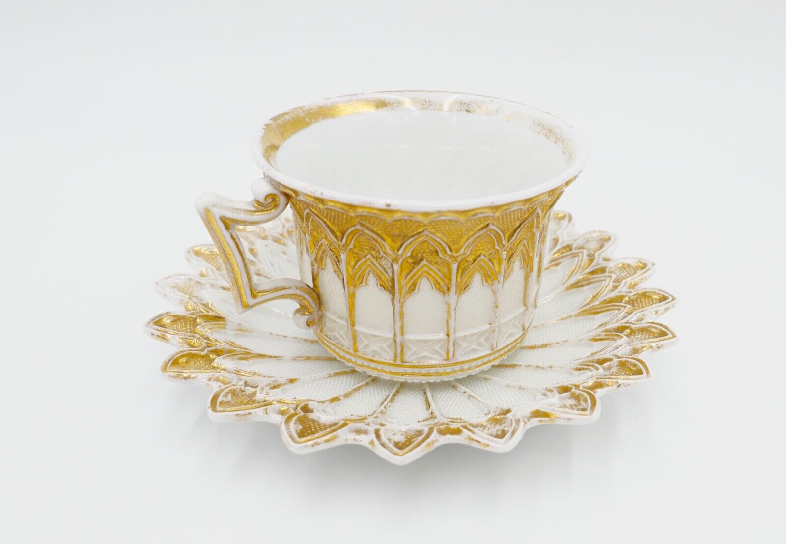 Meissen 1. Wahl um 1820 PRUNKTASSE Relief Tasse & Untertasse Gold Knaufzeit