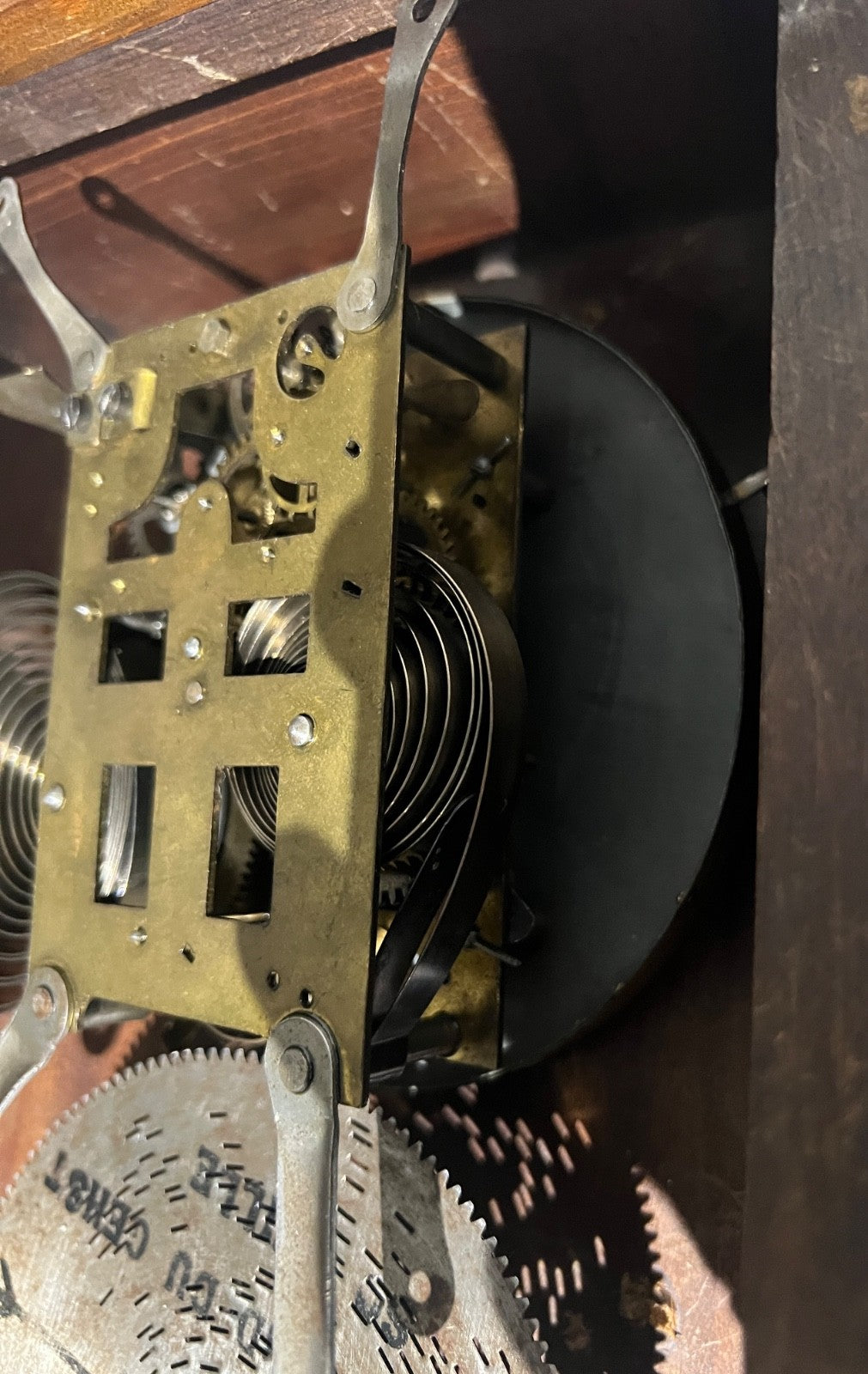 Kleine antike Wanduhr mit Spielwerk für Lochblech Platten um 1900