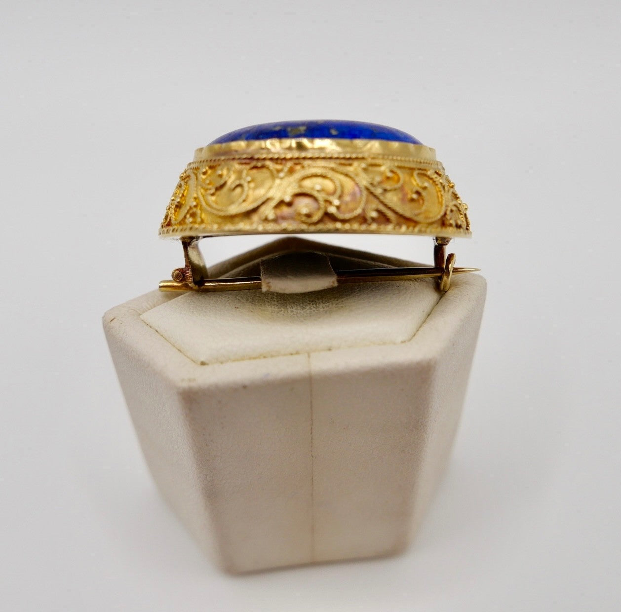 Antike Historismus Brosche um 1880  Lapislazuli  feuervergoldet hart vergoldet