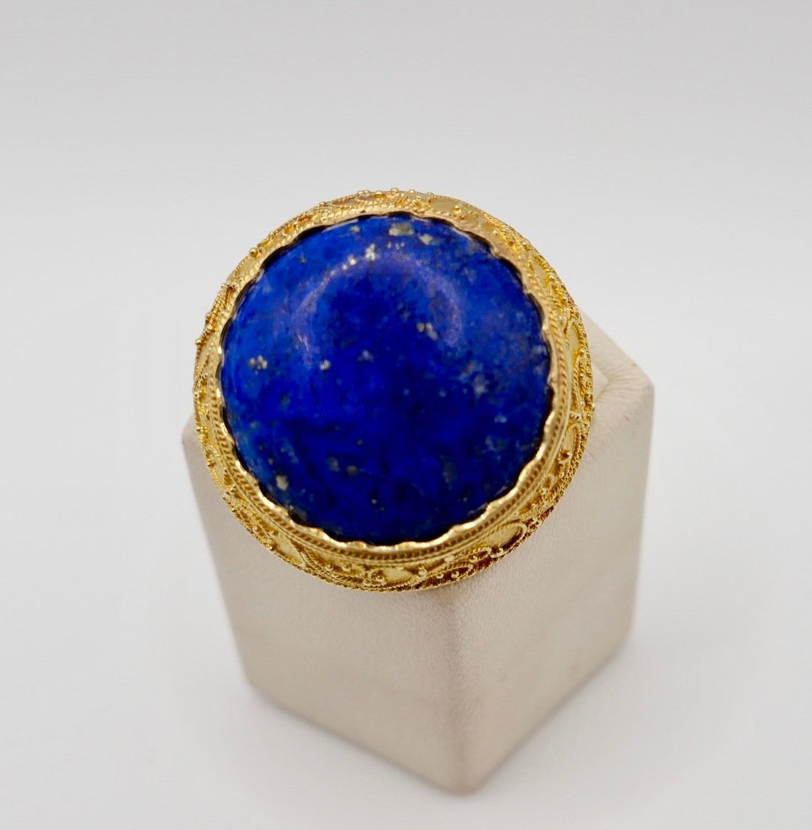 Antike Historismus Brosche um 1880  Lapislazuli  feuervergoldet hart vergoldet
